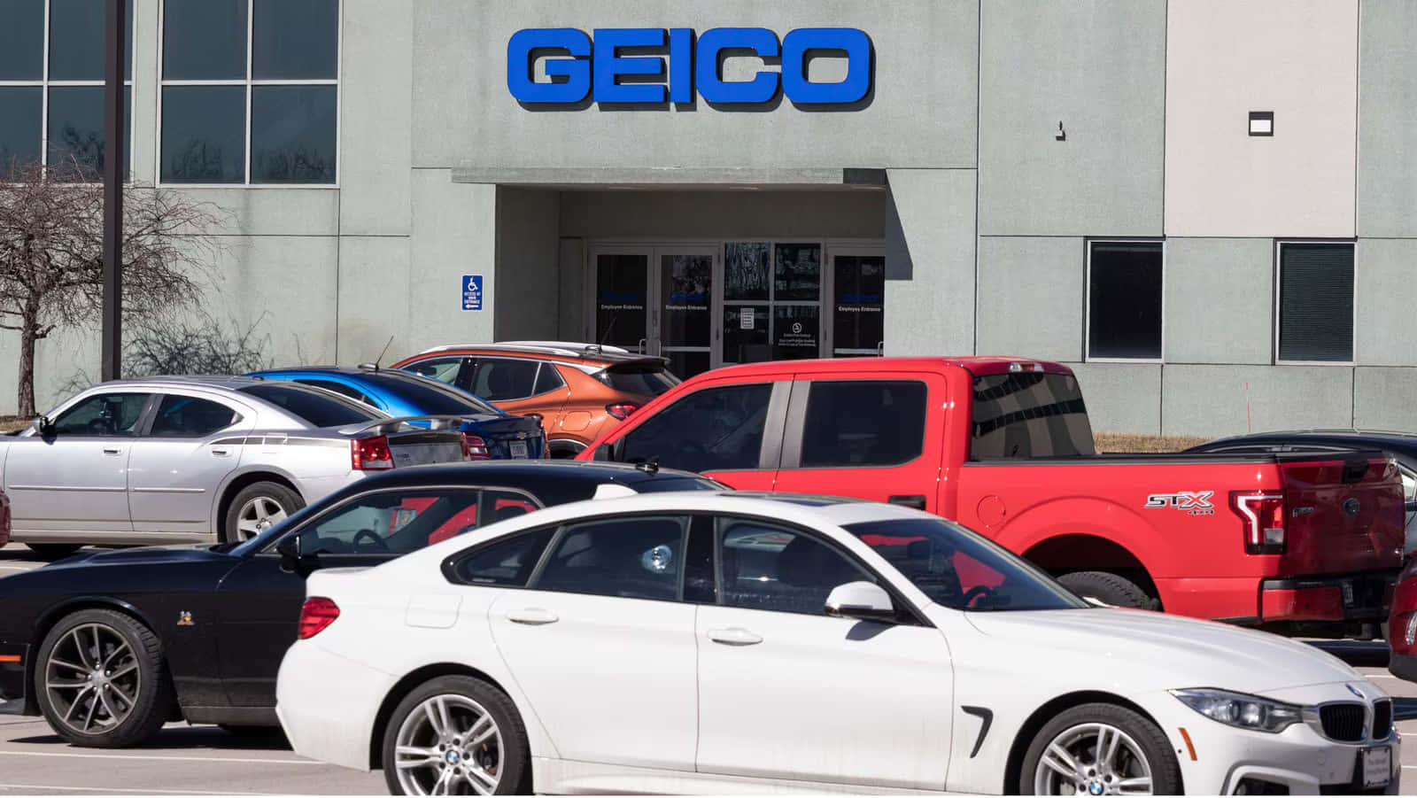 GEICO辦公大樓前面有多架車嘅停車場。
