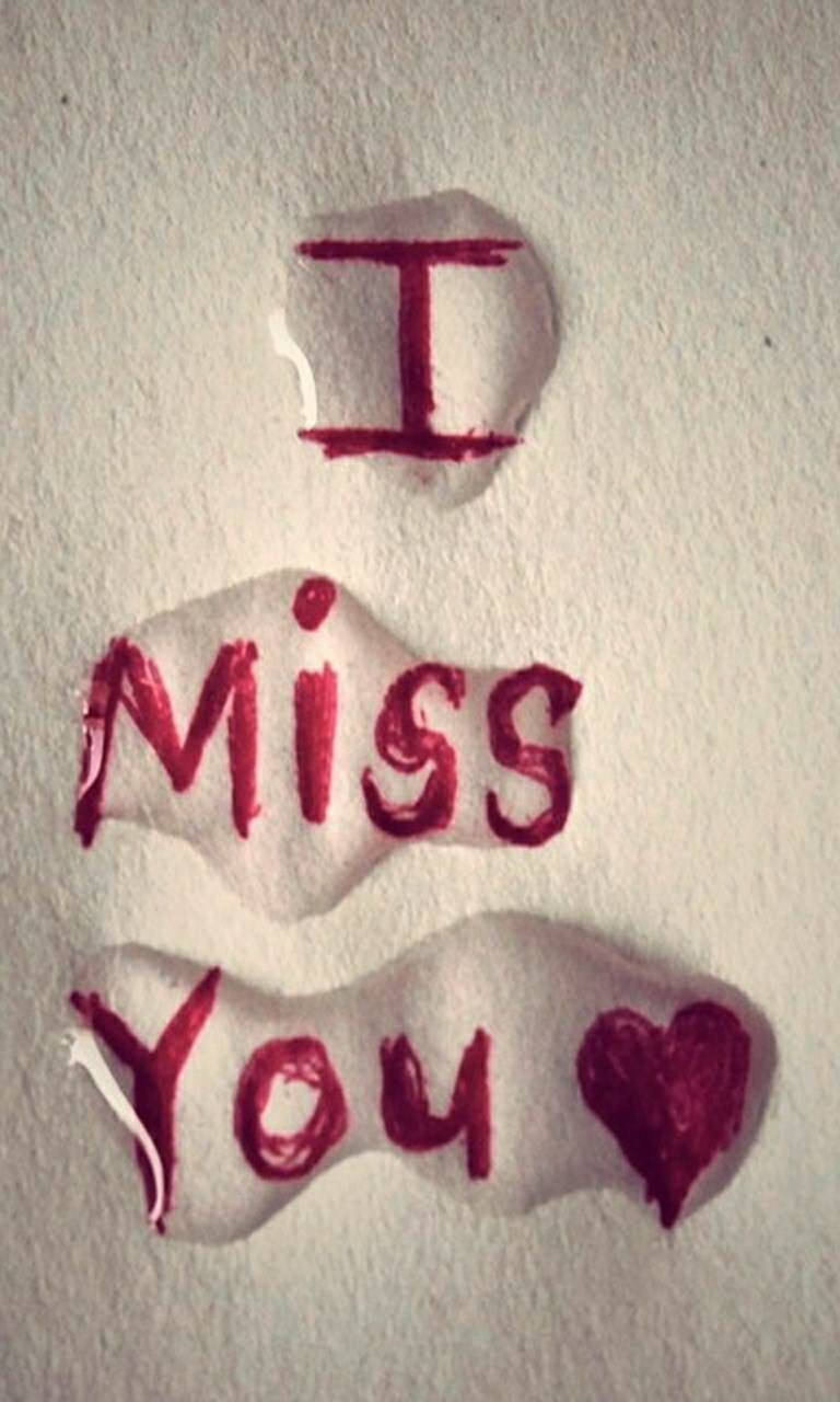 我好想你，淚滴 壁紙 — 在紋理白紙上手寫的紅色「I Miss You」訊息，附有一顆心，看起來稍微模糊且充滿情感。