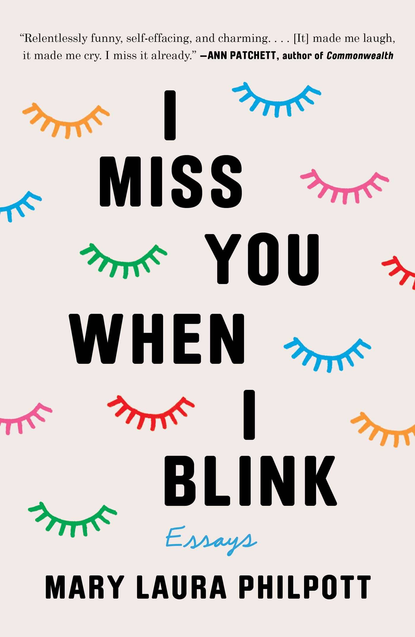 我好想你，眨眼間 壁紙 — 一本書的封面，上面有粗體黑色文字「I MISS YOU WHEN I BLINK」，周圍是彩色卡通睫毛，背景為米色。