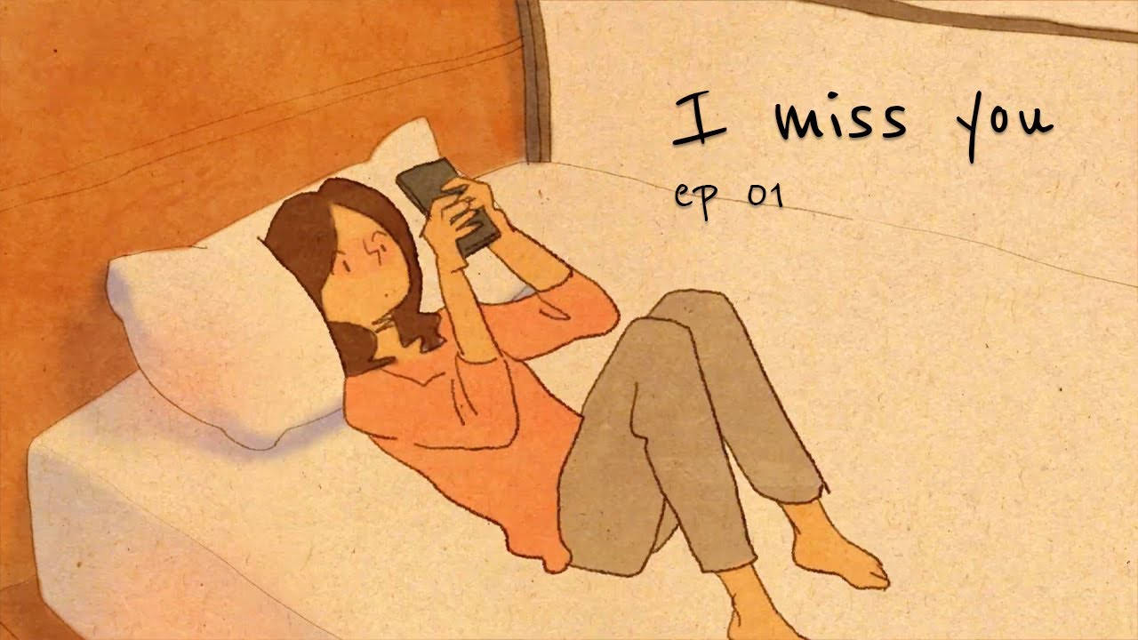 我好想你動畫女孩 壁紙 — 一位女士躺在床上，手持一部電話，旁邊寫著 I miss you ep 01。