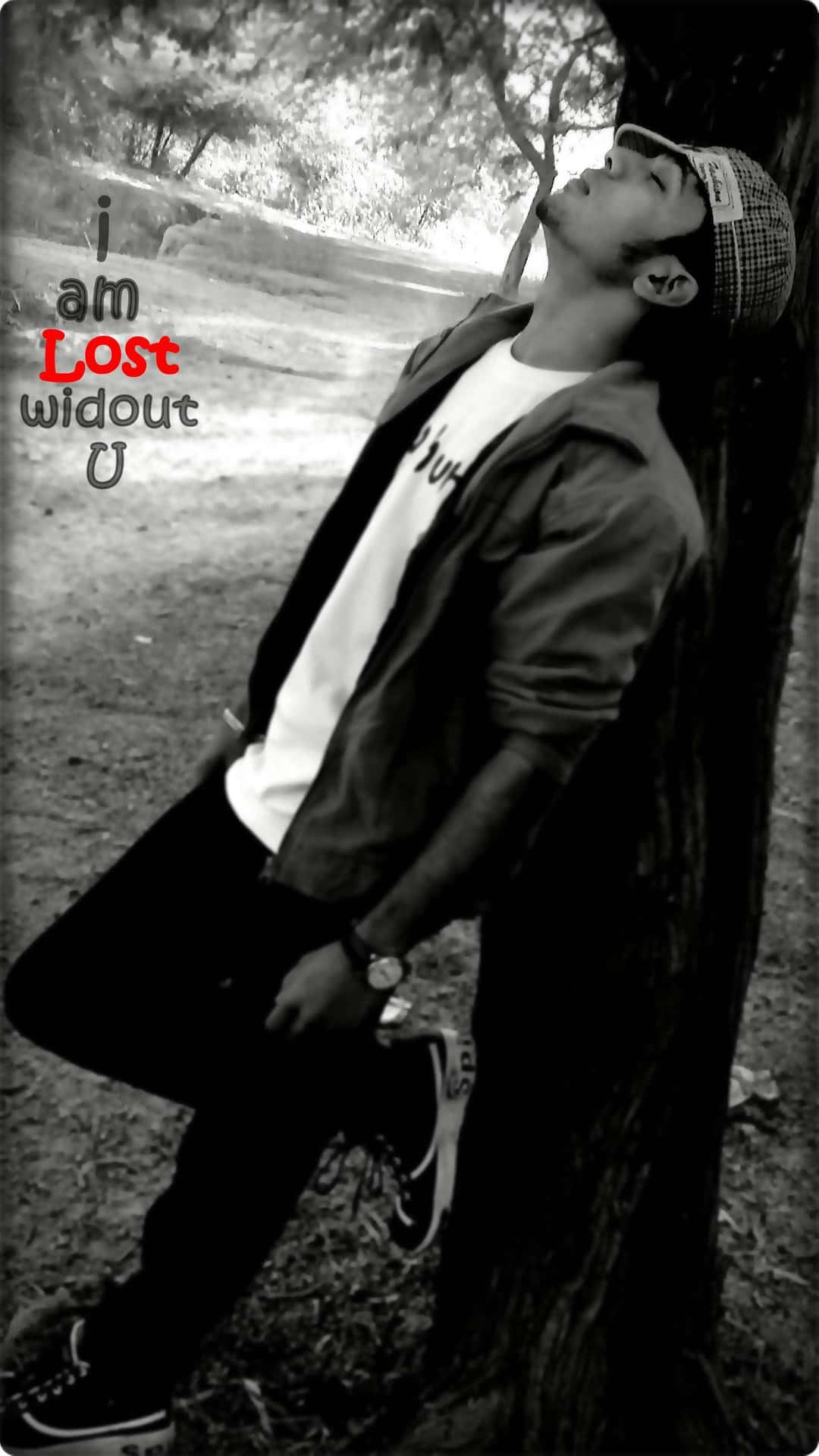 年輕男子靠在樹上，文字寫著「i am Lost widout U」