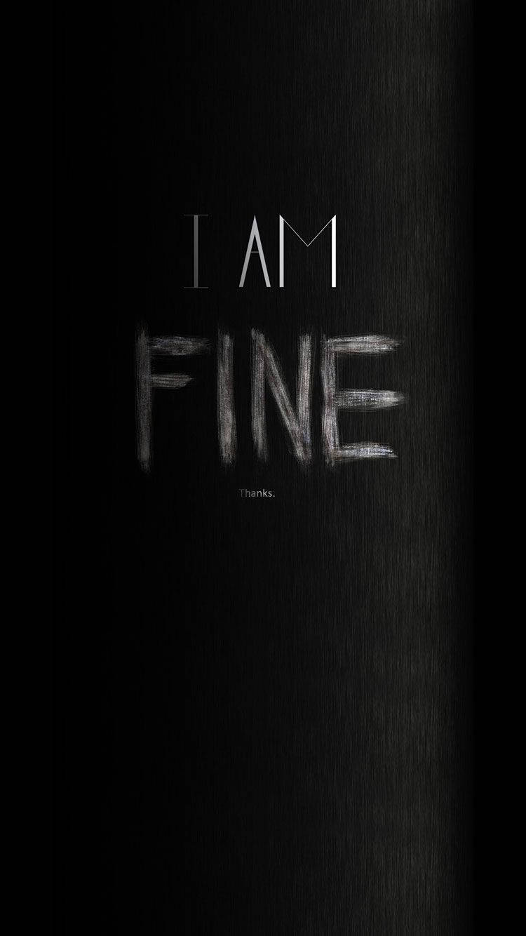 深色表面上用粉筆寫住「I AM FINE」同「thanks」嘅文字。