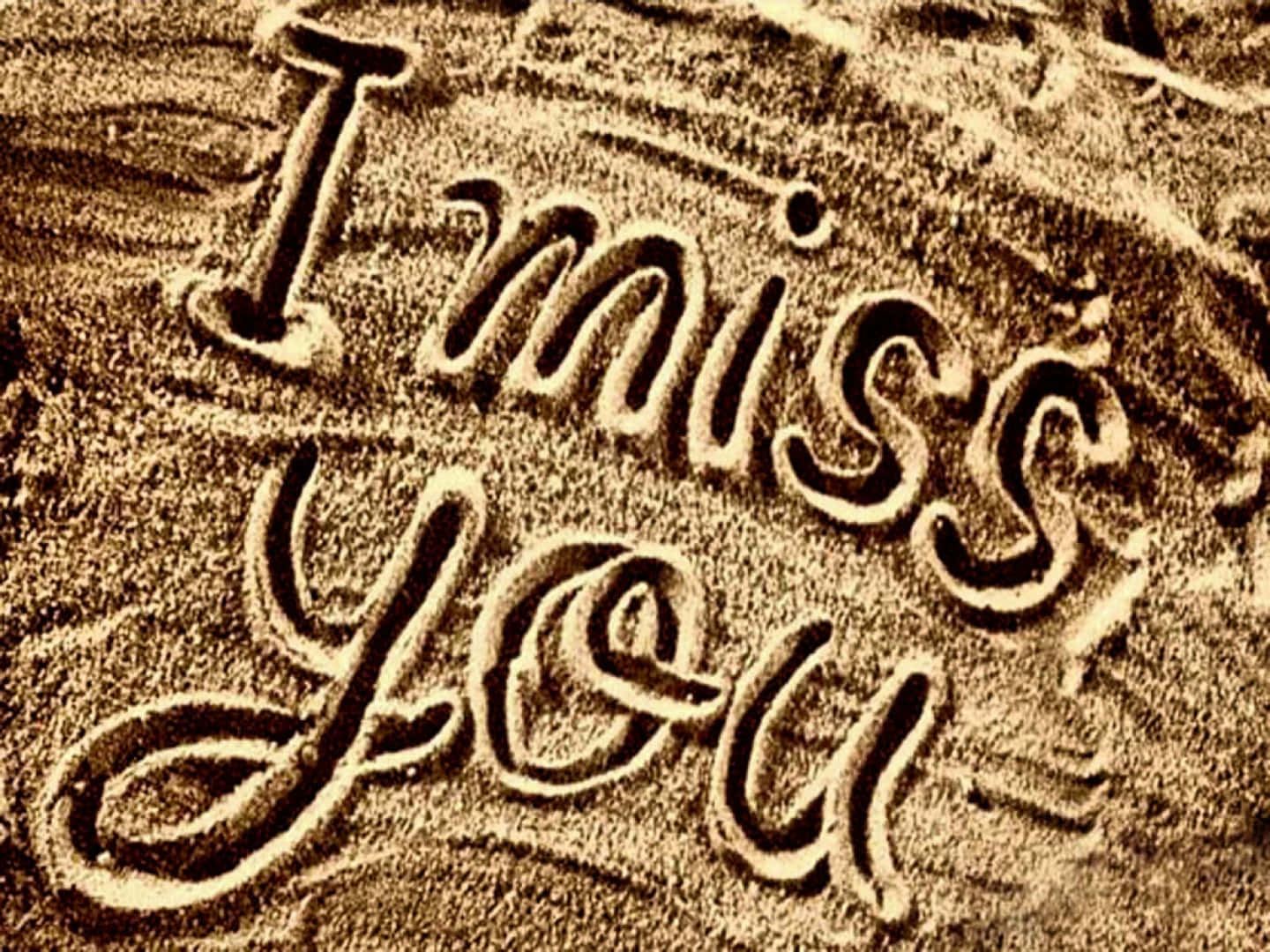 I Miss You 桌布 壁紙 — 「我想你」這幾個字被深情地刻在溫暖的金色沙灘上，喚起了海灘上溫柔的時刻。