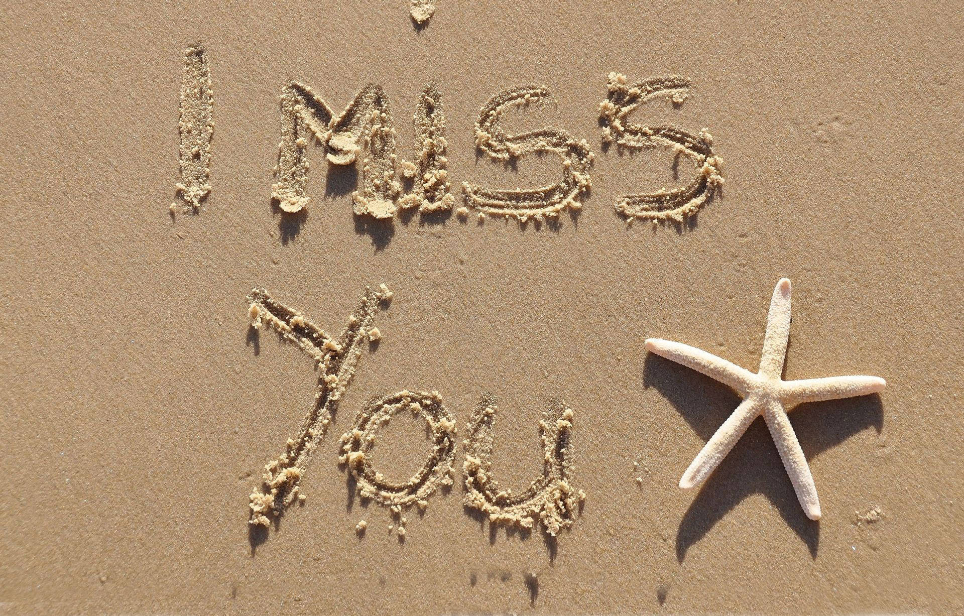 我想你海星 壁紙 — 「I MISS YOU」呢幾個字寫喺沙灘嘅沙上面，旁邊仲有粒海星。