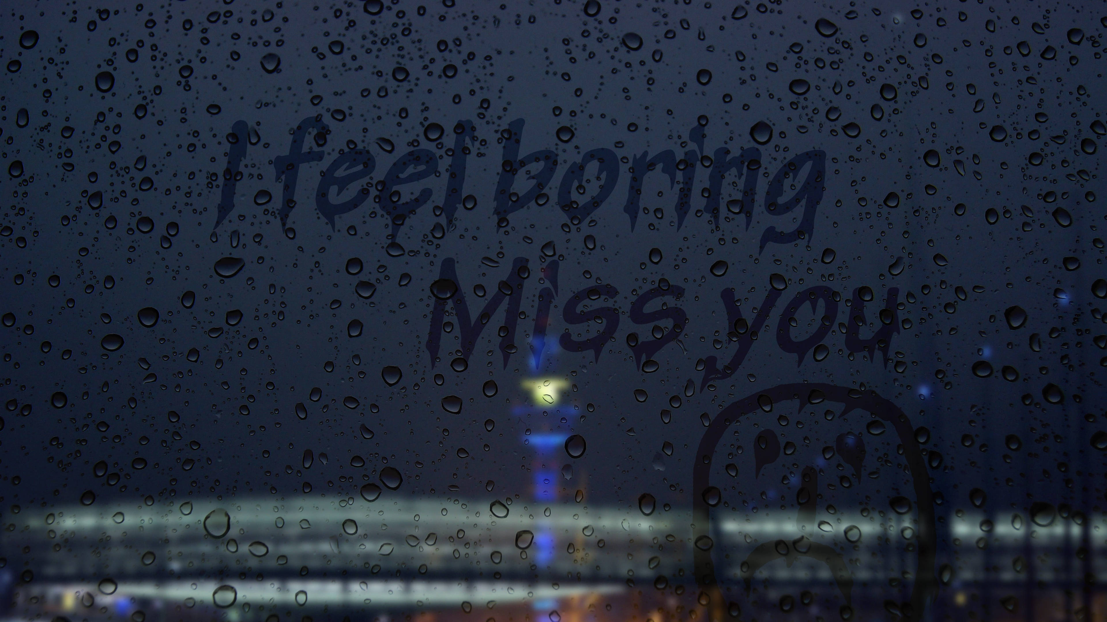 我想你雨滴 壁紙 — 雨滴劃過窗戶，手寫字句「I feel boring Miss you」和一個悲傷的表情映襯著孤獨的夜晚城市景觀。
