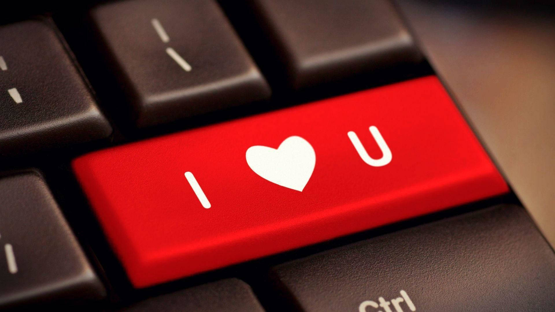 帶有白色 I heart U 文字的紅色鍵盤鍵