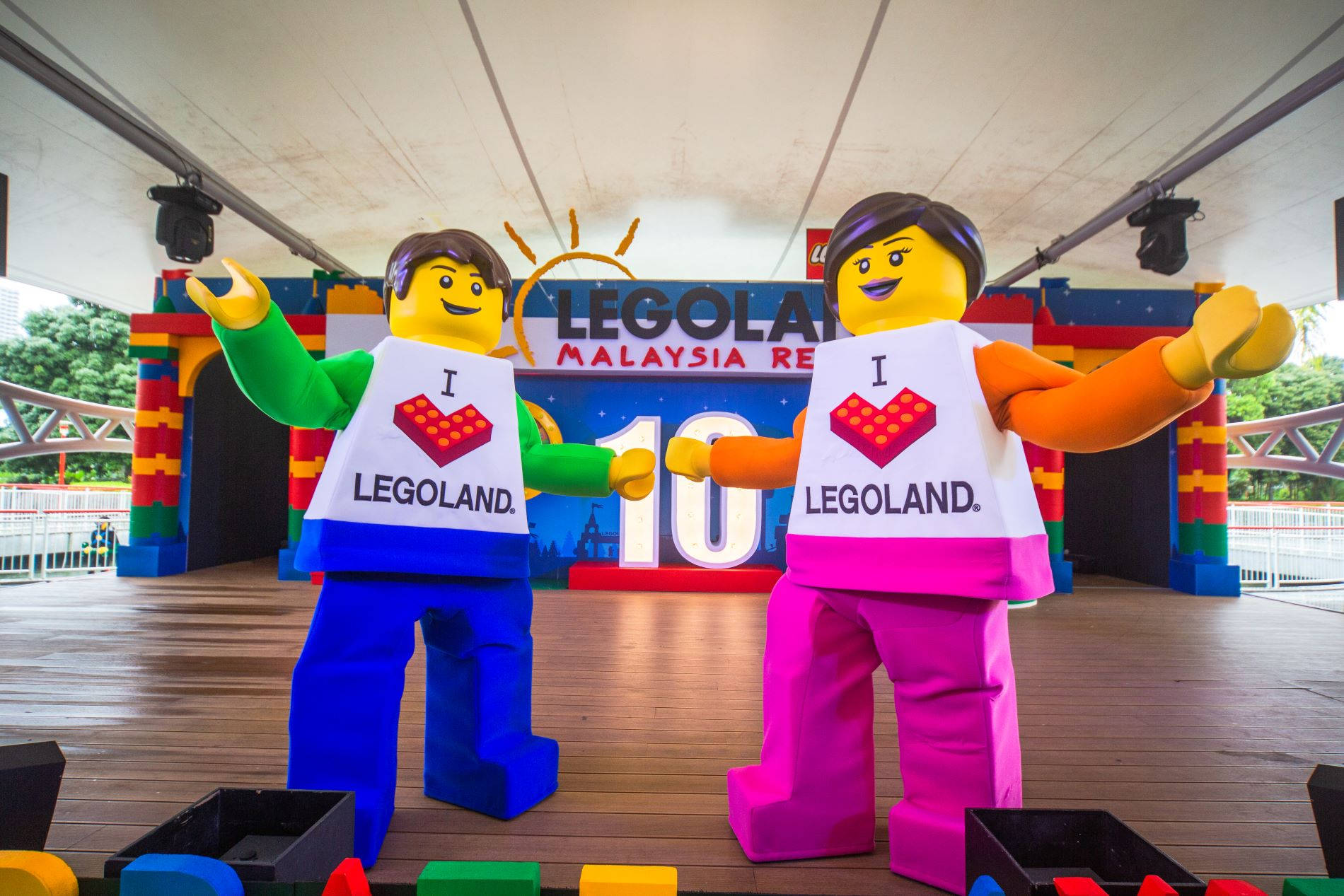 兩個穿著「I ❤️ LEGOLAND」T恤的LEGO角色在慶祝活動中。