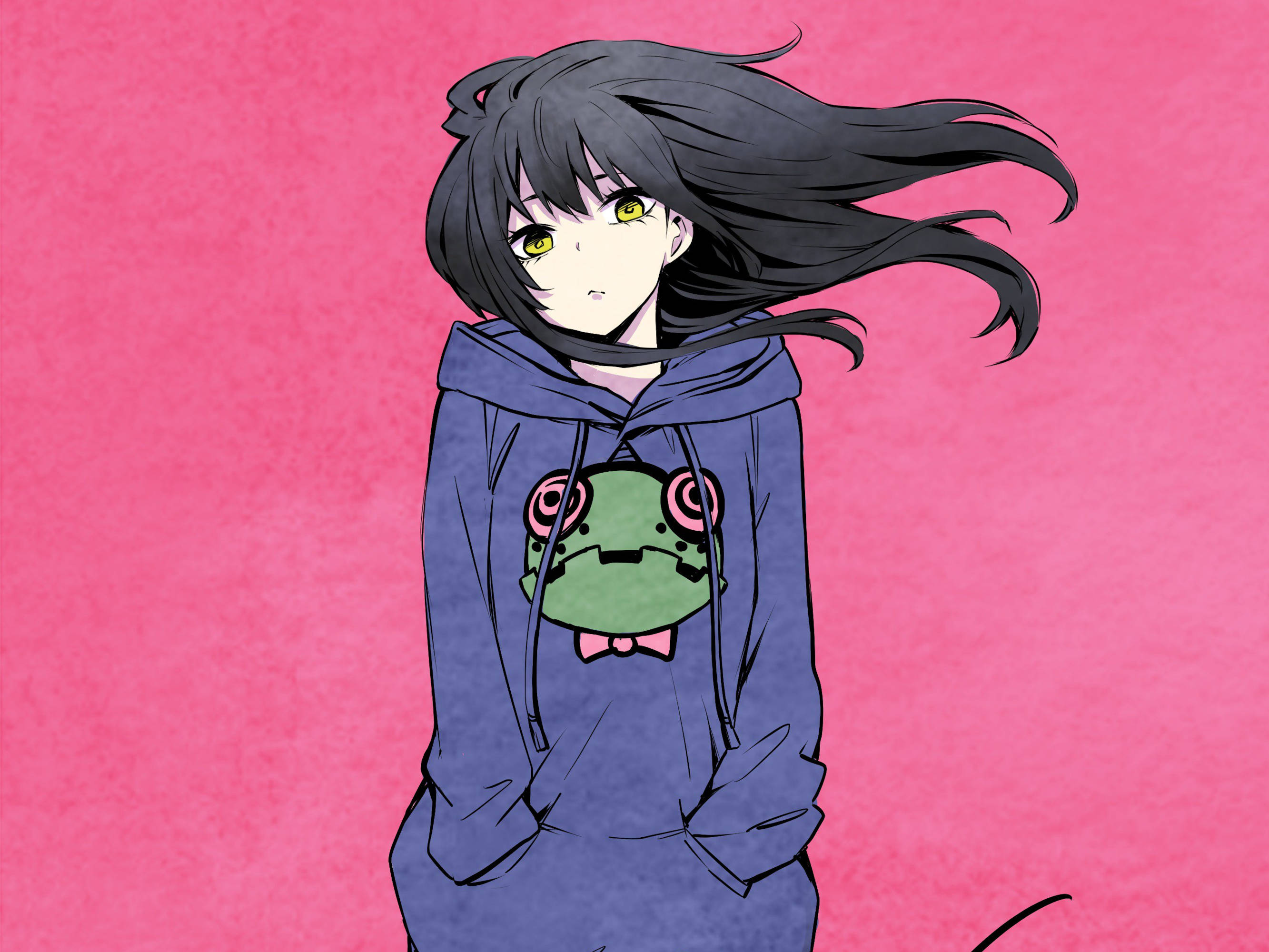 《我推的孩子》Miko 穿連帽衫 壁紙 — 一個年輕的動漫女孩，黑髮黃眼，穿著帶有綠色青蛙圖案的藍色連帽衫，背景是帶紋理的粉紅色。
