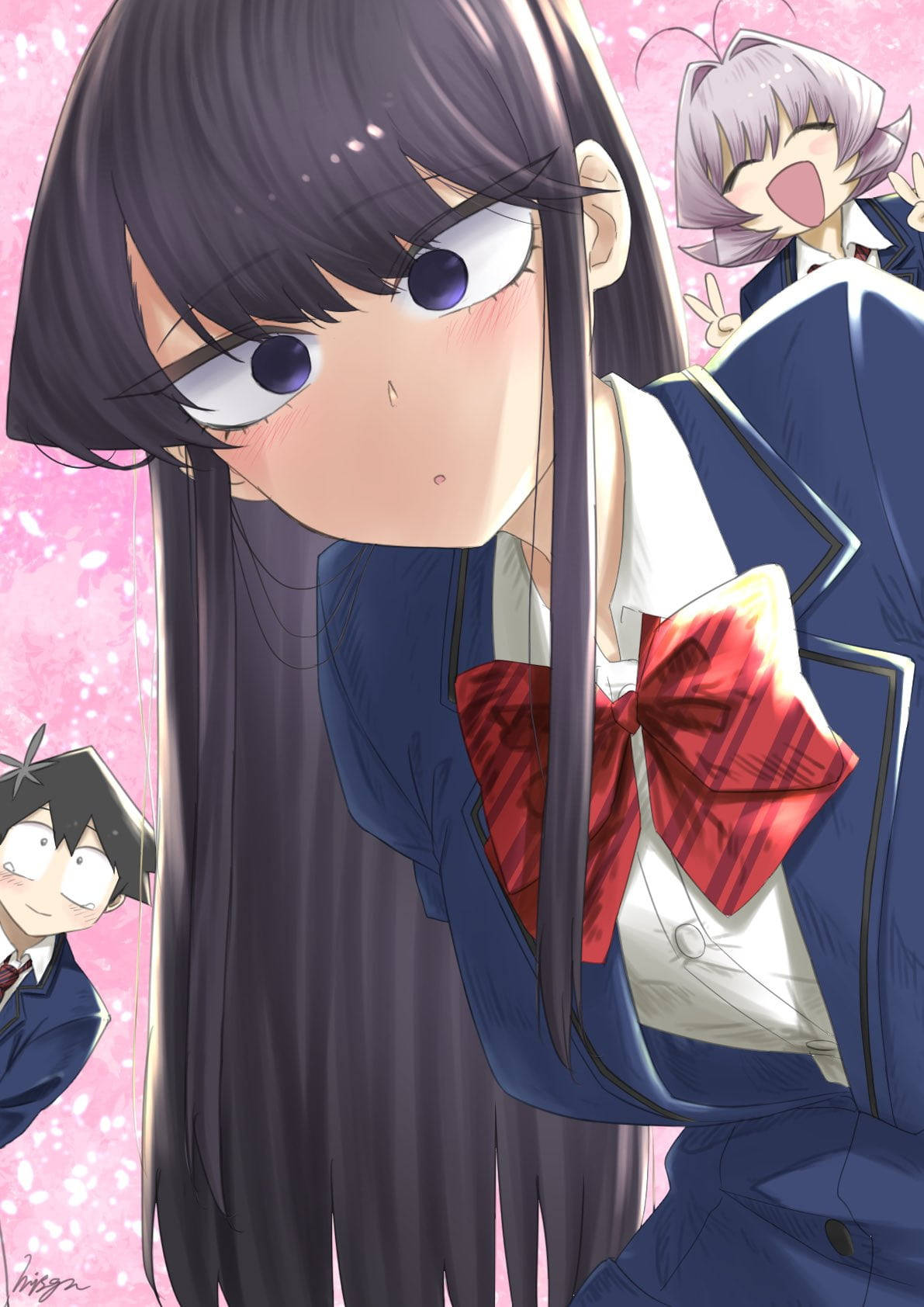 《我推的孩子》動漫壁紙：Komi San 穿著藍色校服配紅色絲帶 壁紙 — 一個近距離的動漫女孩，長長的黑髮和紅色蝴蝶結穿著校服，臉紅低頭，兩個同學從旁邊偷看，背景是粉紅色的櫻花。