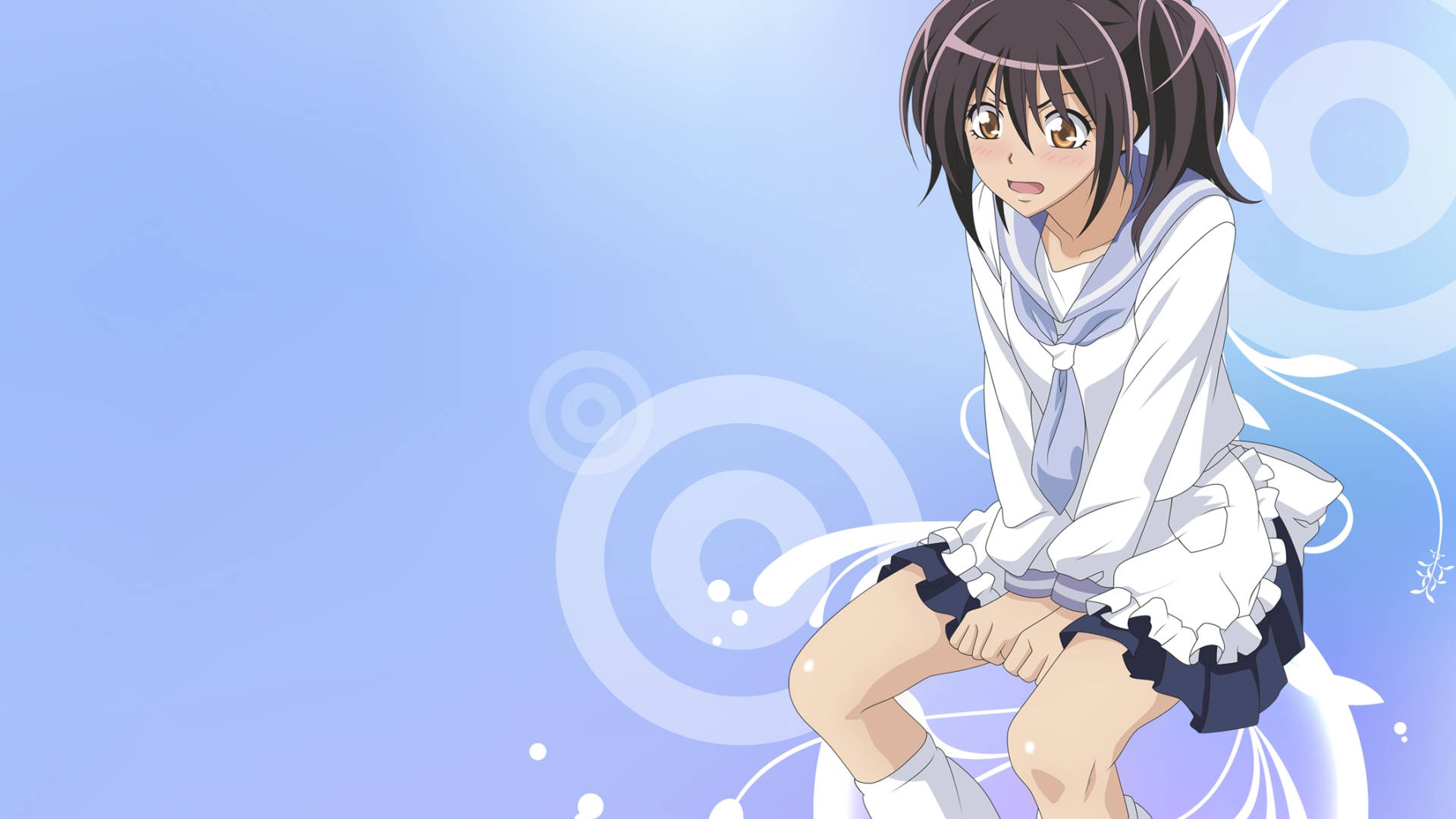 《我推的孩子》藍色主題 Misaki Ayuzawa 數位藝術 壁紙 — 一個開心的動漫女孩穿著水手服，盤腿坐在柔和的藍色漸變背景上，背景有旋轉的圓形圖案。