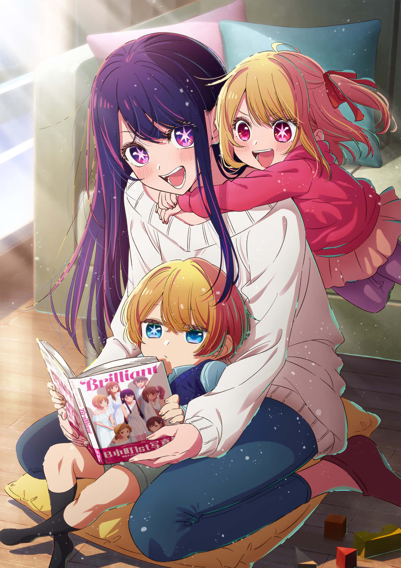 《我推的孩子》角色共讀 壁紙 — 三個動漫女孩在沙發上依偎，其中一個在讀漫畫，閃爍的光芒在溫暖的陽光中漂浮在她們周圍。