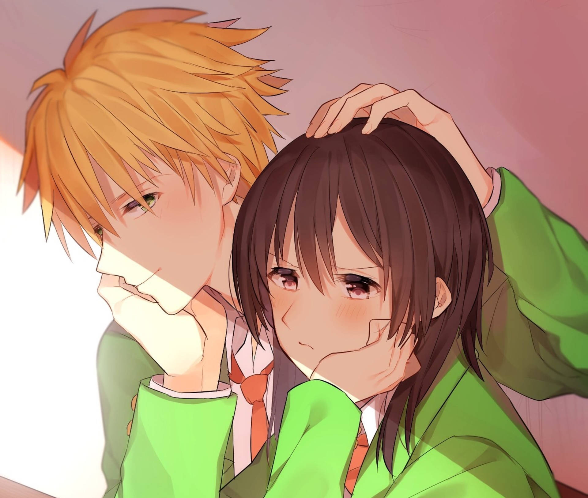 《我推的孩子》輕柔風情同人圖 壁紙 — 兩個穿著綠色制服嘅動漫青少年喺柔和粉紅色背景前，面紅紅咁溫柔觸摸對方，分享一個溫馨時刻。