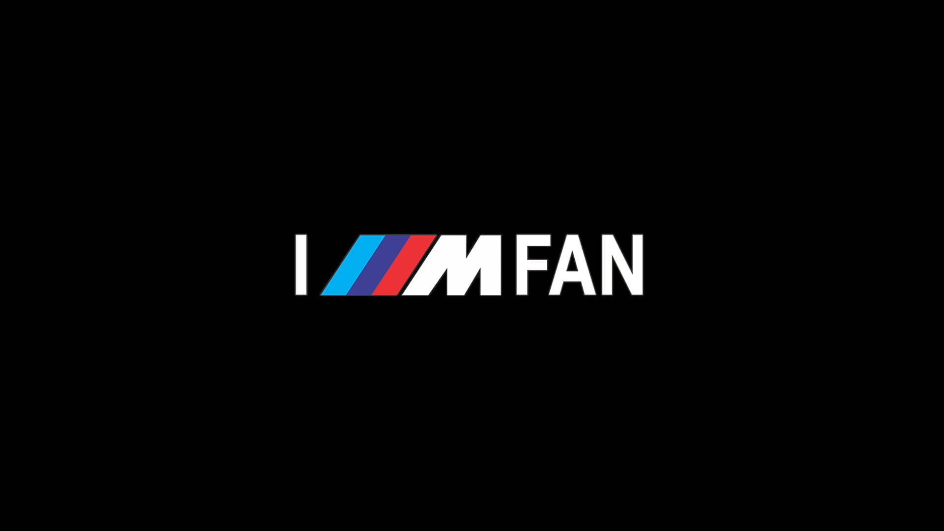 BMW M Fan 標誌，帶有藍、紅、白條紋，背景為黑色。