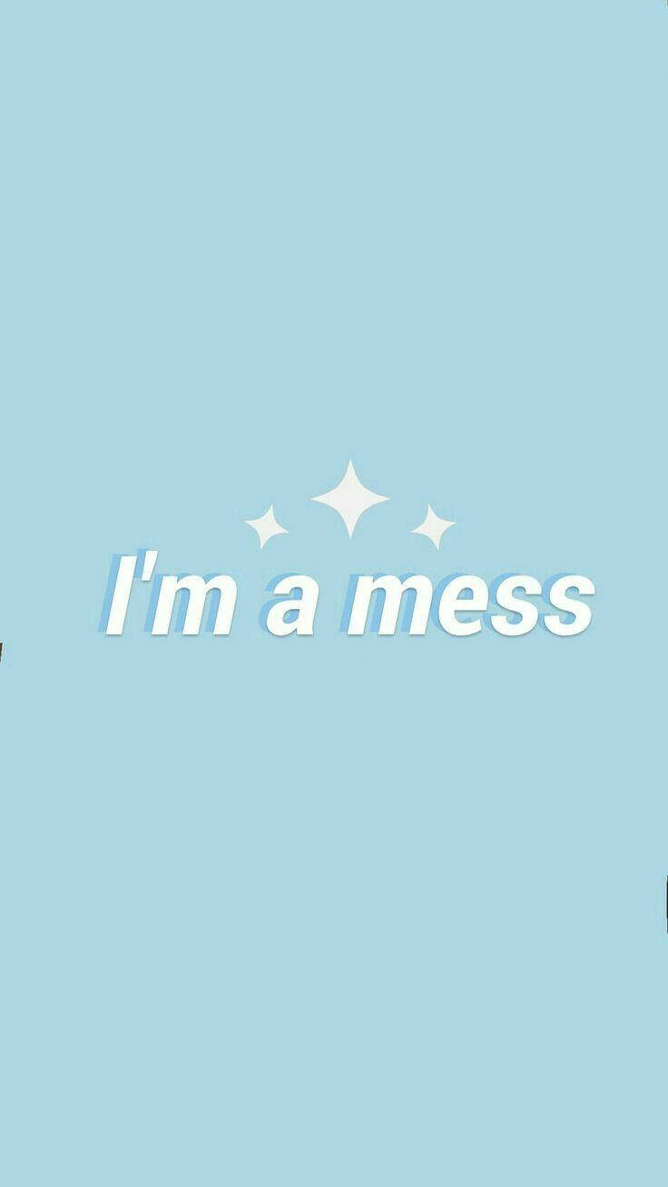 我是一團亂 唯美藍色 壁紙 — 簡約淺藍色牆紙，白色文字寫著「I'm a mess」，周圍有細小閃爍點綴。