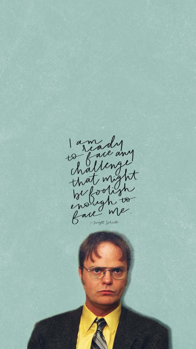 身穿西裝戴眼鏡嘅 Dwight Schrute，喺藍綠色背景上有勵志語錄。