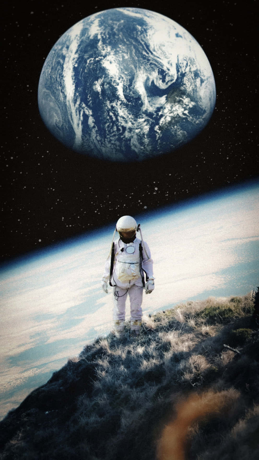 一名孤獨的太空人在山頂上從太空俯瞰地球。