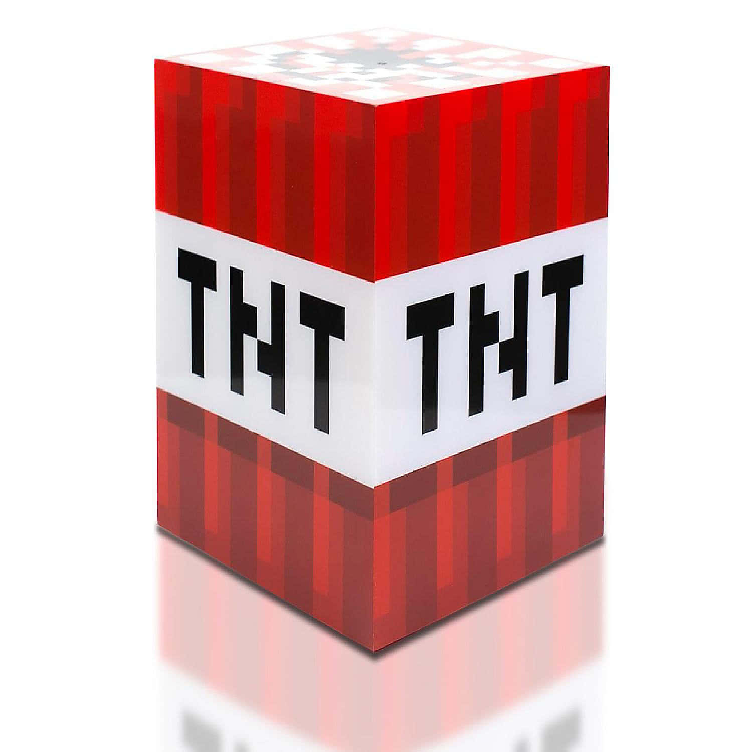 一個來自Minecraft的像素化紅白TNT方塊在反光表面上。