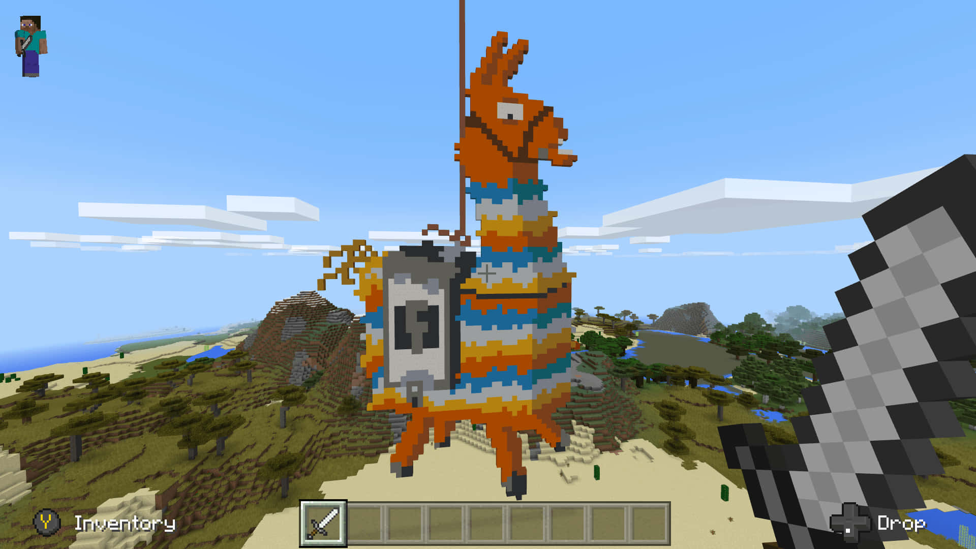 喺Minecraft遊戲世界中，一隻披住彩色氈嘅像素化羊駝。