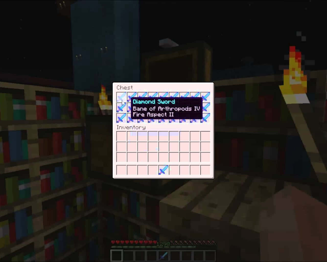 Minecraft玩家在夜晚觀看被書架包圍的儲物箱中的附魔鑽石劍。