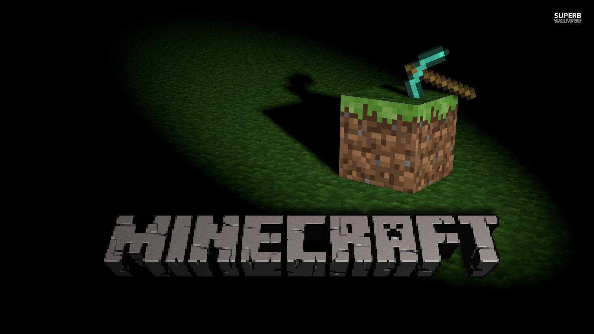 我的世界標誌於深綠色場景 壁紙 — 一把發光的Minecraft鑽石鎬放在聚光燈下的草塊上，背景為深色。
