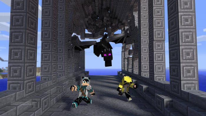 我的世界玩家逃離巨龍 壁紙 — 兩名Minecraft玩家穿過石拱門，一隻眼睛發光的黑龍從頭頂俯衝而過。