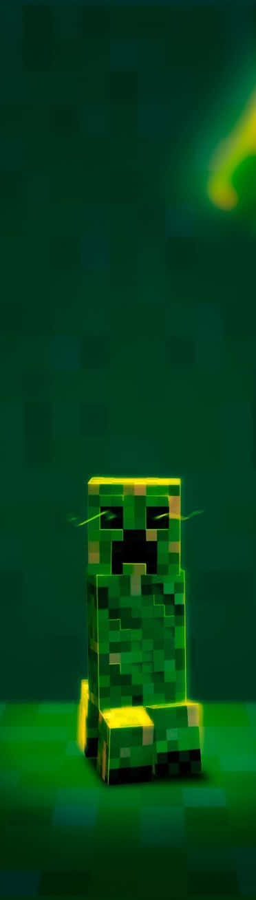 我的世界角色栩栩如生 壁紙 — 一個來自Minecraft的像素化綠色爬行者，在深綠色背景上帶有發光的黃色點綴，顯得威風凜凜。