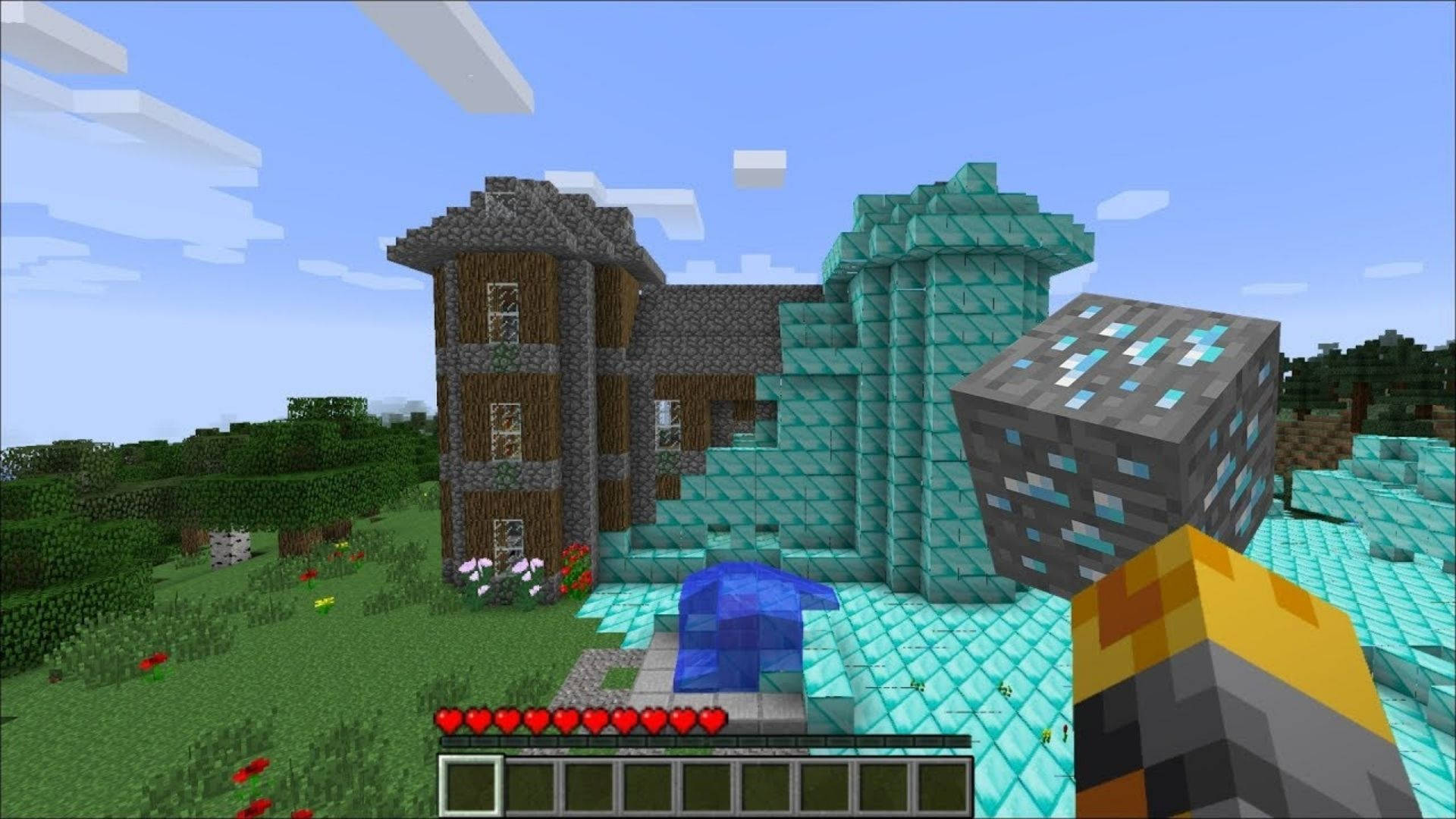 我的世界鑽石房屋 壁紙 — 一位Minecraft玩家觀看一個由木頭和鑽石方塊組成的像素房屋，周圍環繞著草花和清澈的藍天。