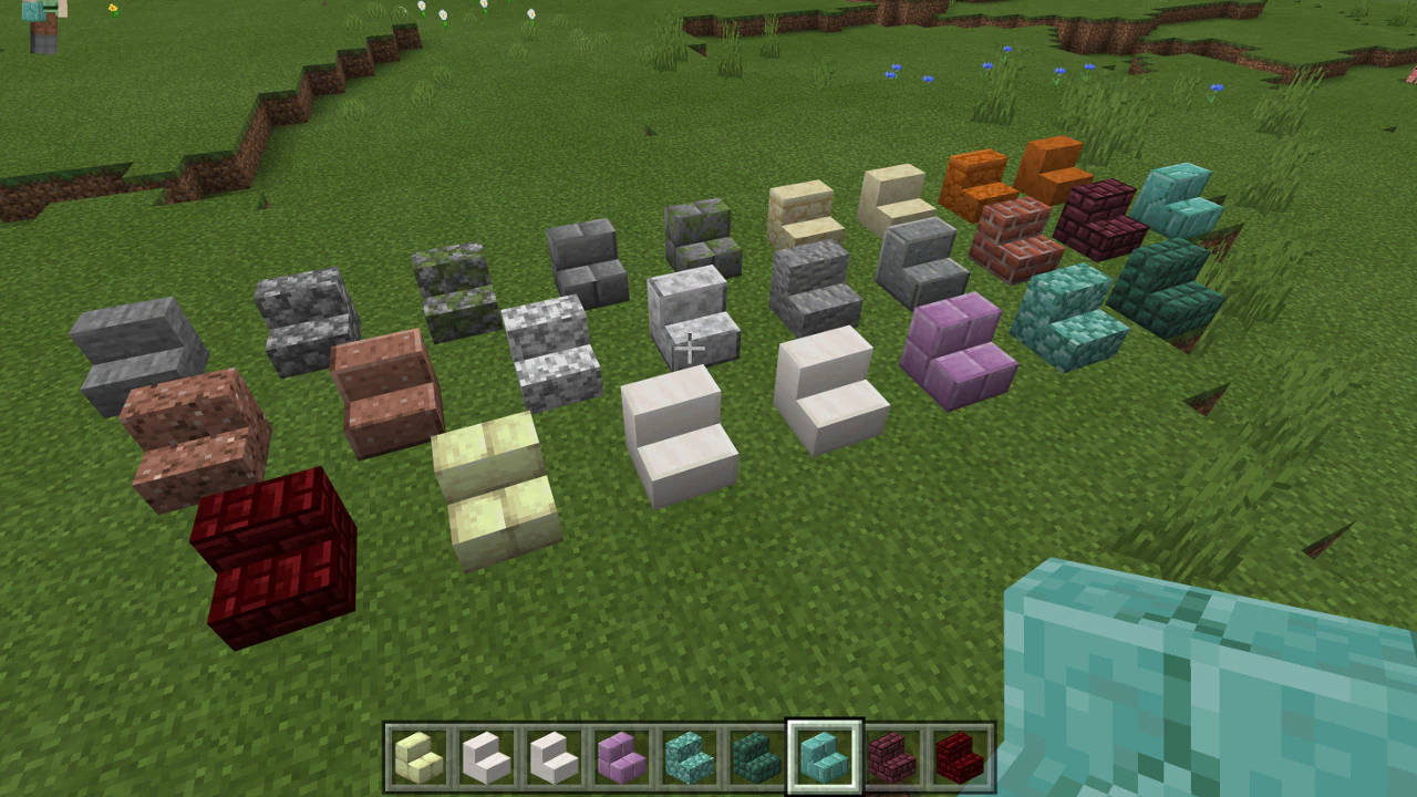 Minecraft方塊排列在草地上，底部有物品欄。