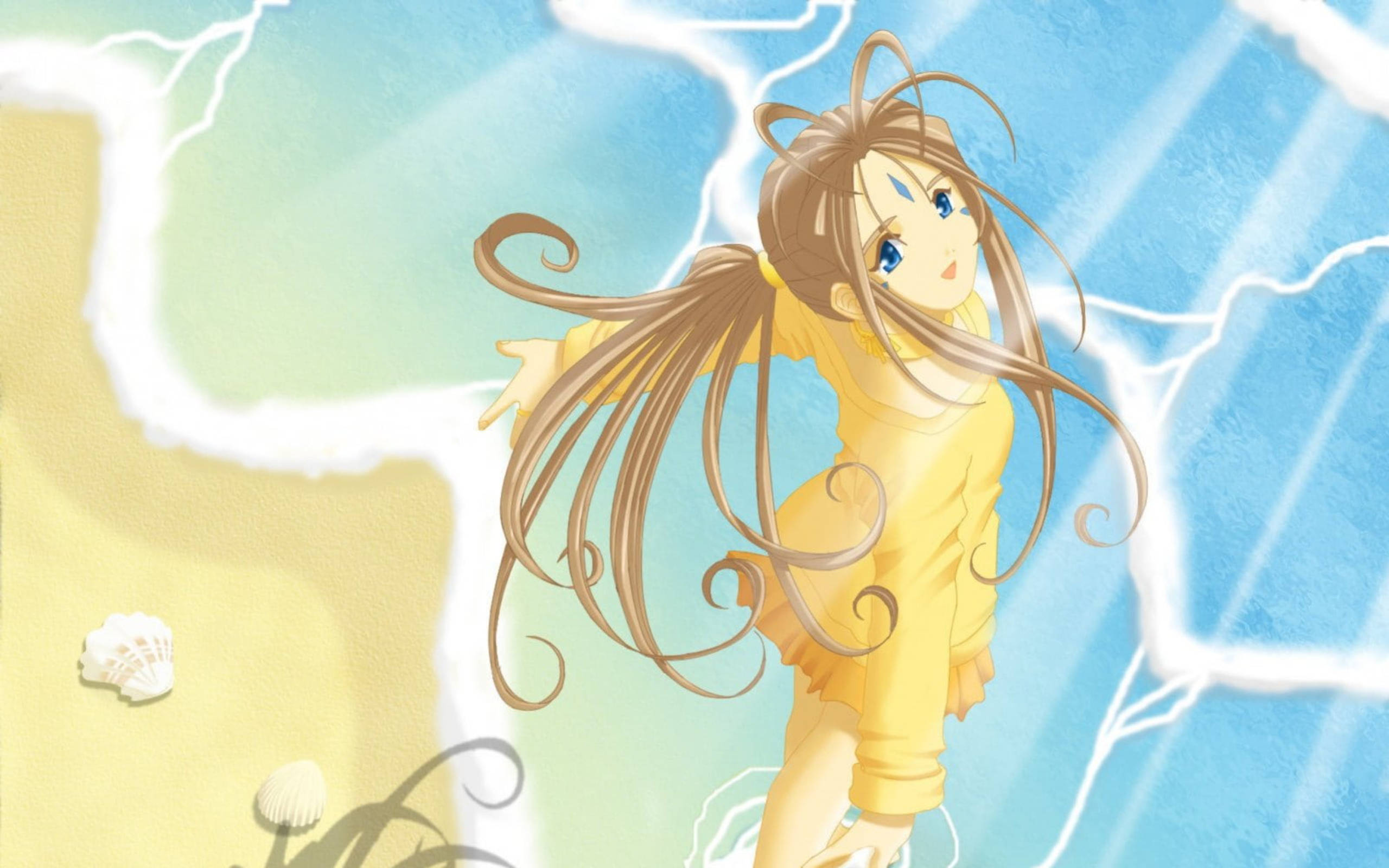 《我的女神》貝露丹蒂於海灘 壁紙 — 一個穿著黃色衣服的開朗動漫女孩在晴朗藍天下，在有貝殼的沙灘上快樂地跳舞。