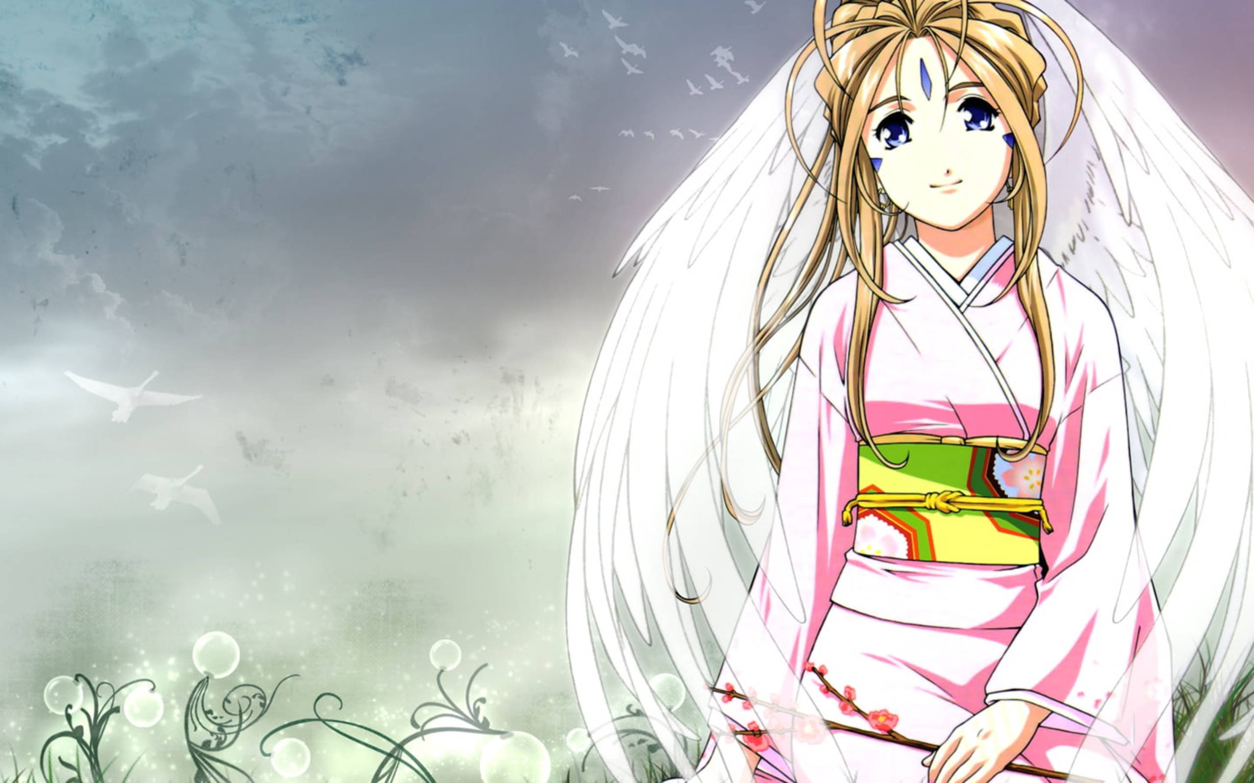 《我的女神》貝露丹迪和服造型 壁紙 — 一位擁有金色長髮和白色翅膀的動漫天使女孩，穿著粉紅色和服，背景是霧濛濛的天空，有鳥兒飛翔。