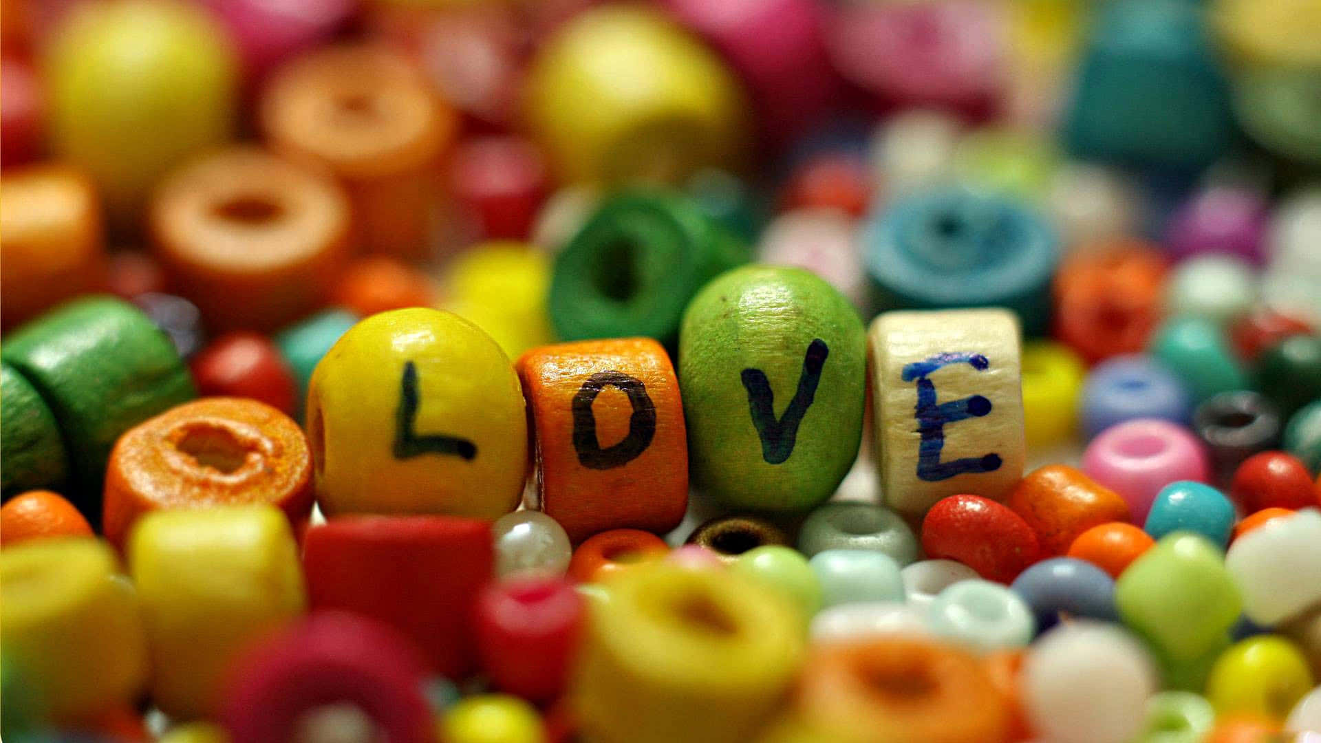 色彩繽紛的木珠在特寫鏡頭中拼出love。