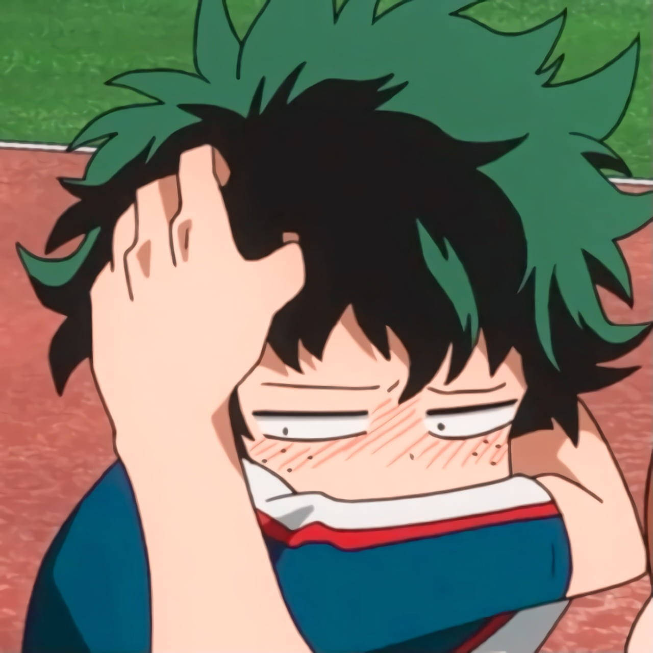 《我的英雄學院》Deku 哭泣動漫男孩頭像 壁紙 — 一個動漫男孩，有著尖刺的綠色和黑色頭髮，因尷尬而遮住臉，同時臉紅得很厲害。
