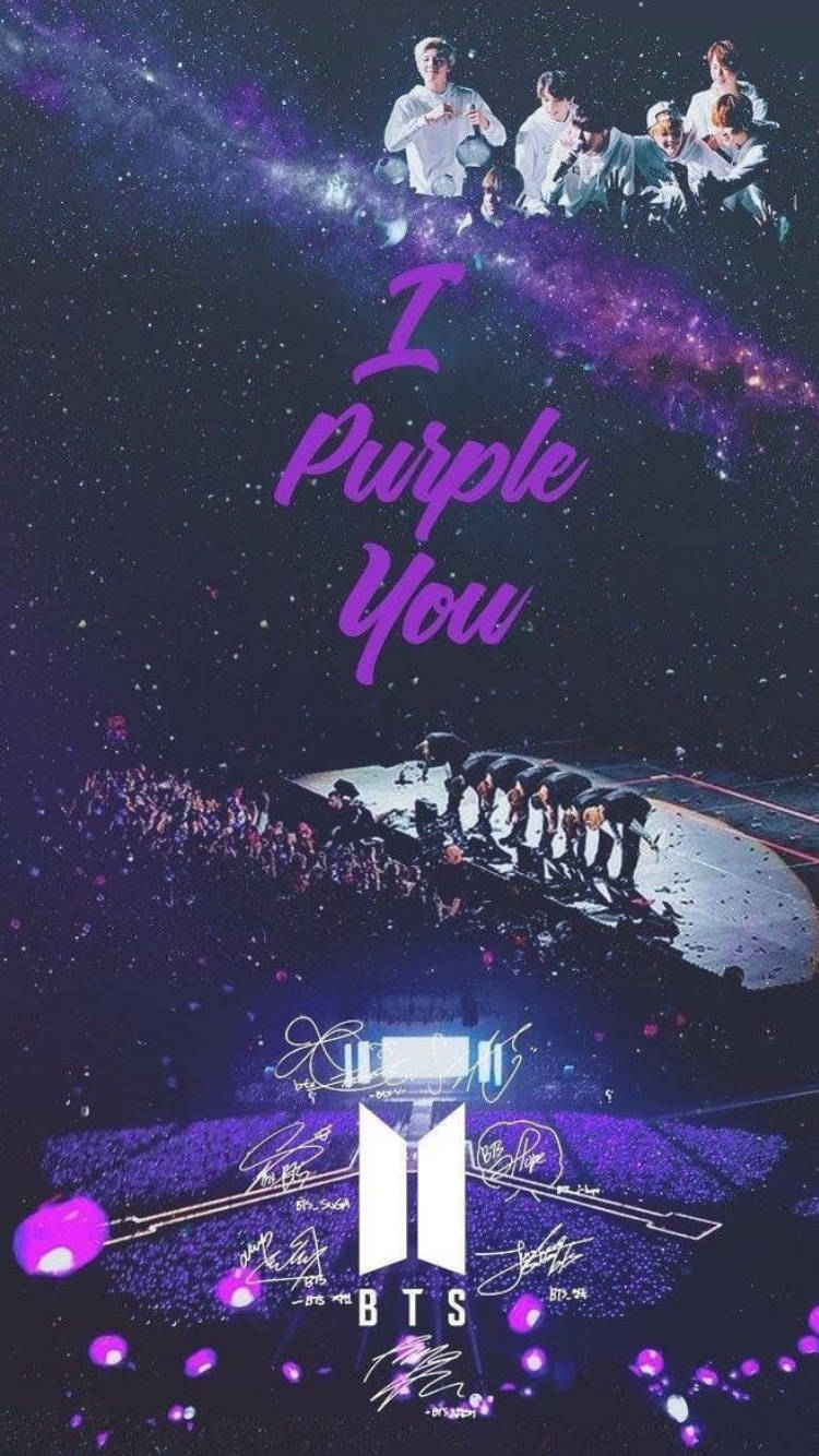 BTS 在紫色銀河下的舞台上表演，粉絲們手持燈光，並顯示 I Purple You 文字。