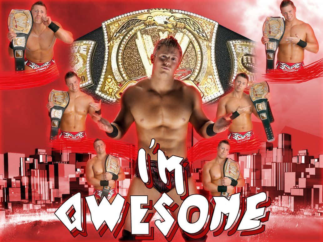 一位摔角手手持冠軍腰帶，背景為紅色城市景觀，並有「I'M AWESOME」文字。