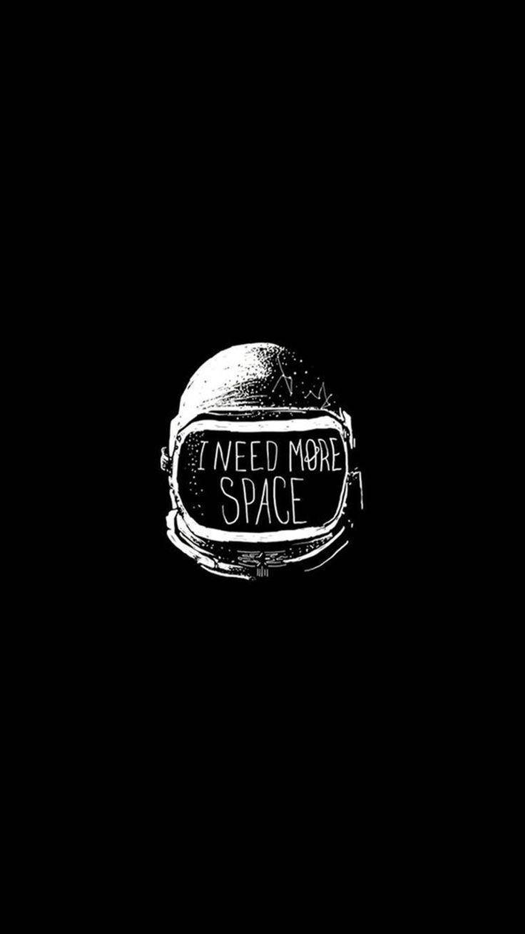 一個白色插圖太空人頭盔，黑色背景上寫有「I NEED MORE SPACE」文字。