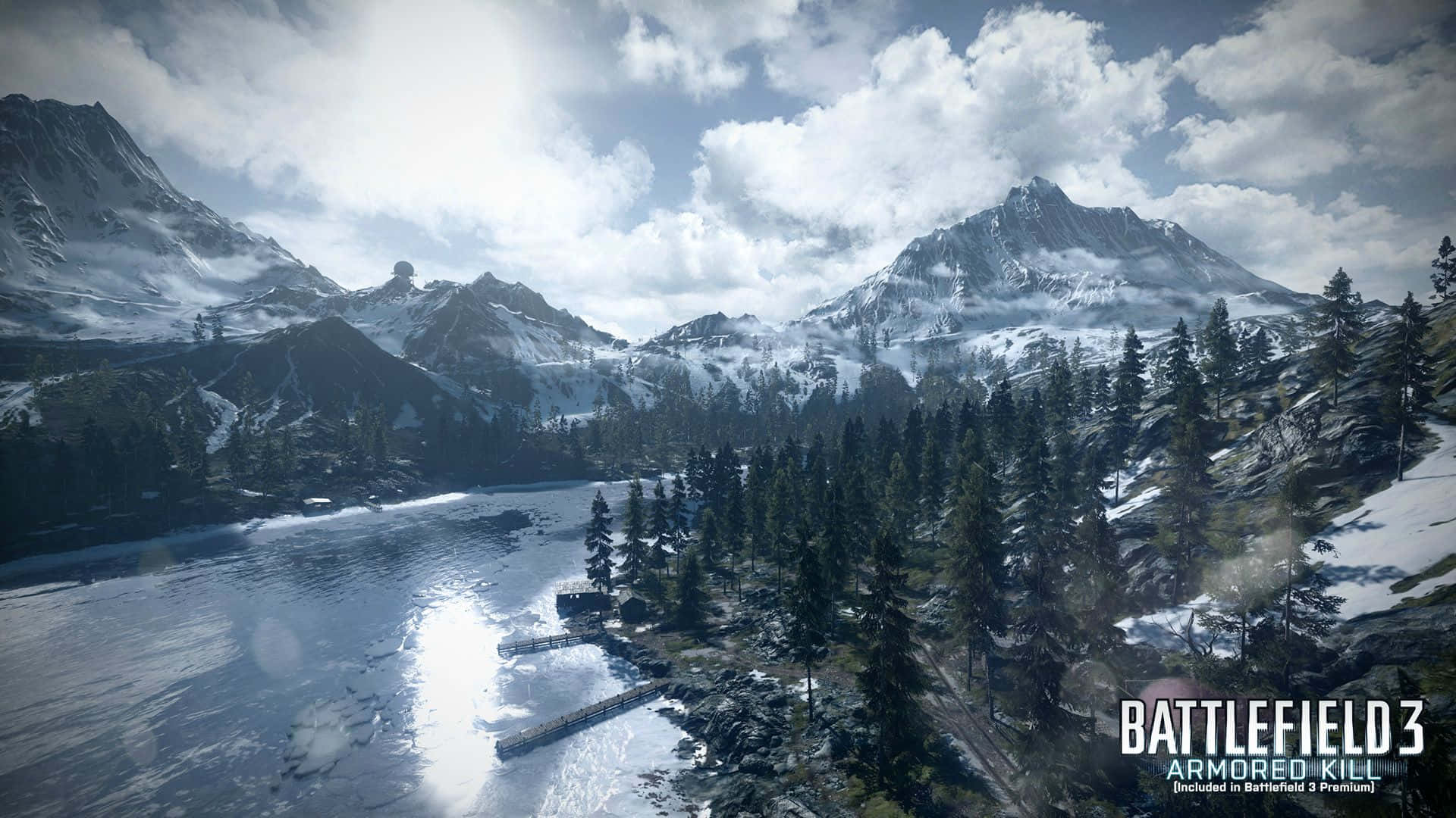 戰地3：裝甲殺戮 雪山風景 1920x1080 背景 壁紙 — 白雪覆蓋的山脈聳立在冰凍的湖面上，湖邊有一個小碼頭和松樹林，天空明亮多雲。