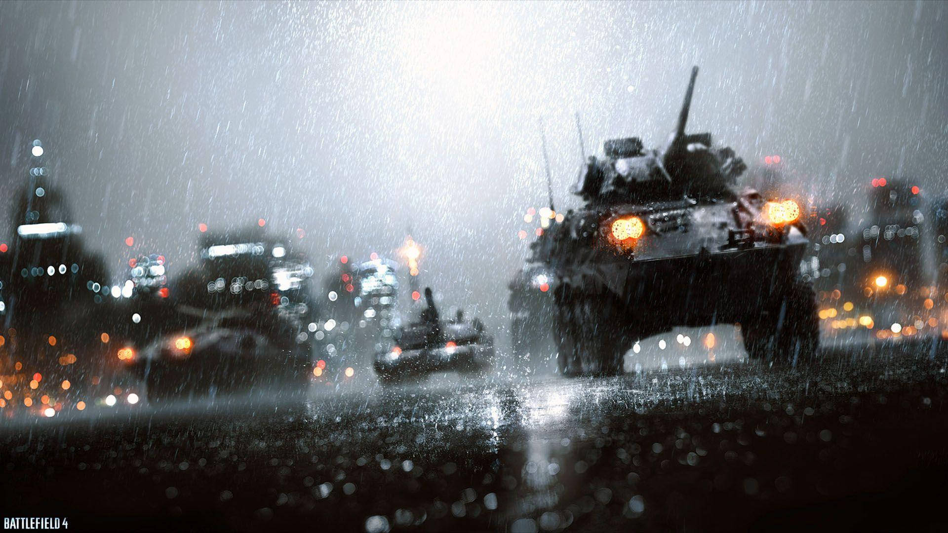 軍用車輛在夜間城市街道的暴雨中移動。