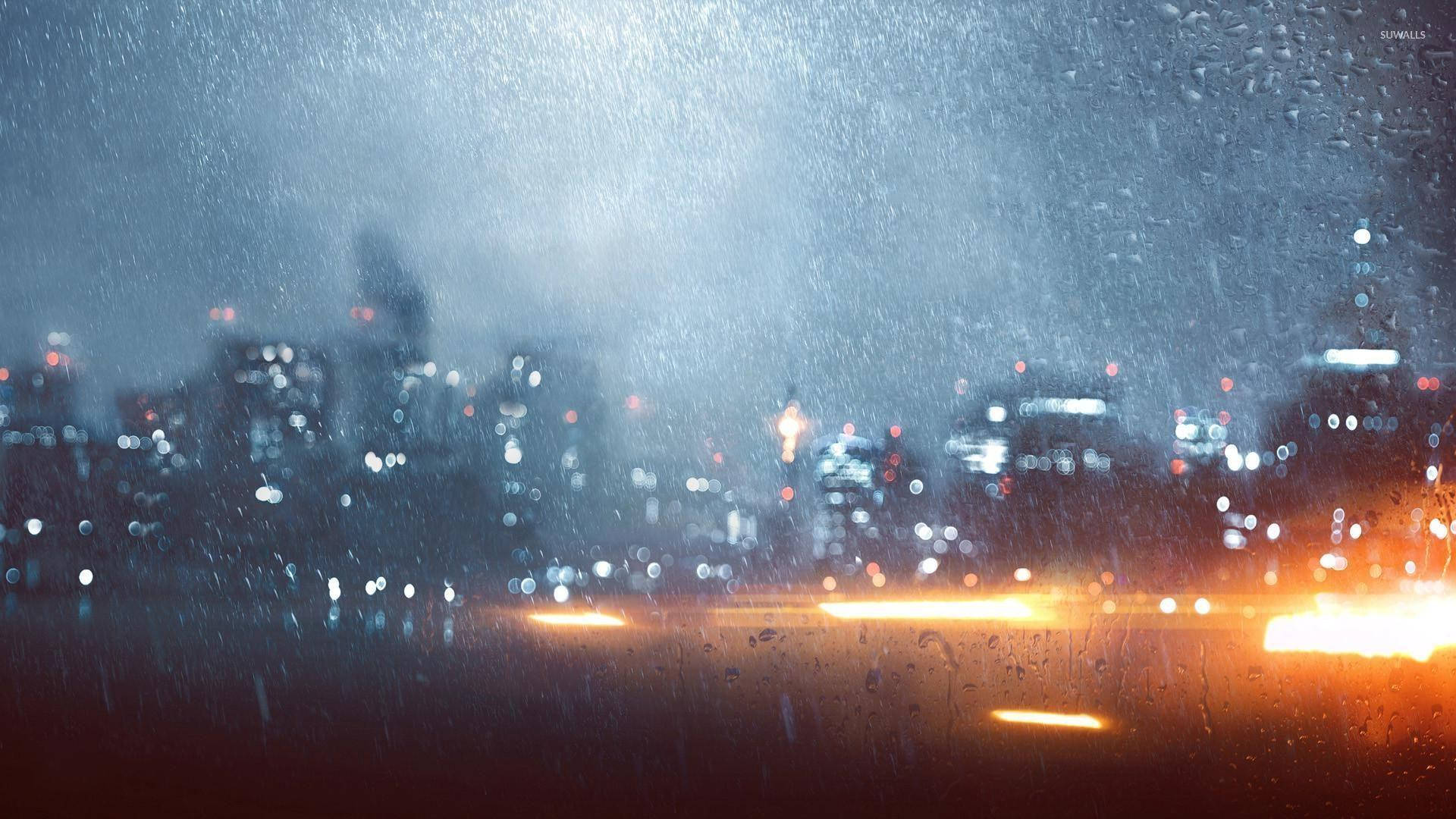 雨滴沿車窗流下，背景中模糊的城市燈光閃爍發光。