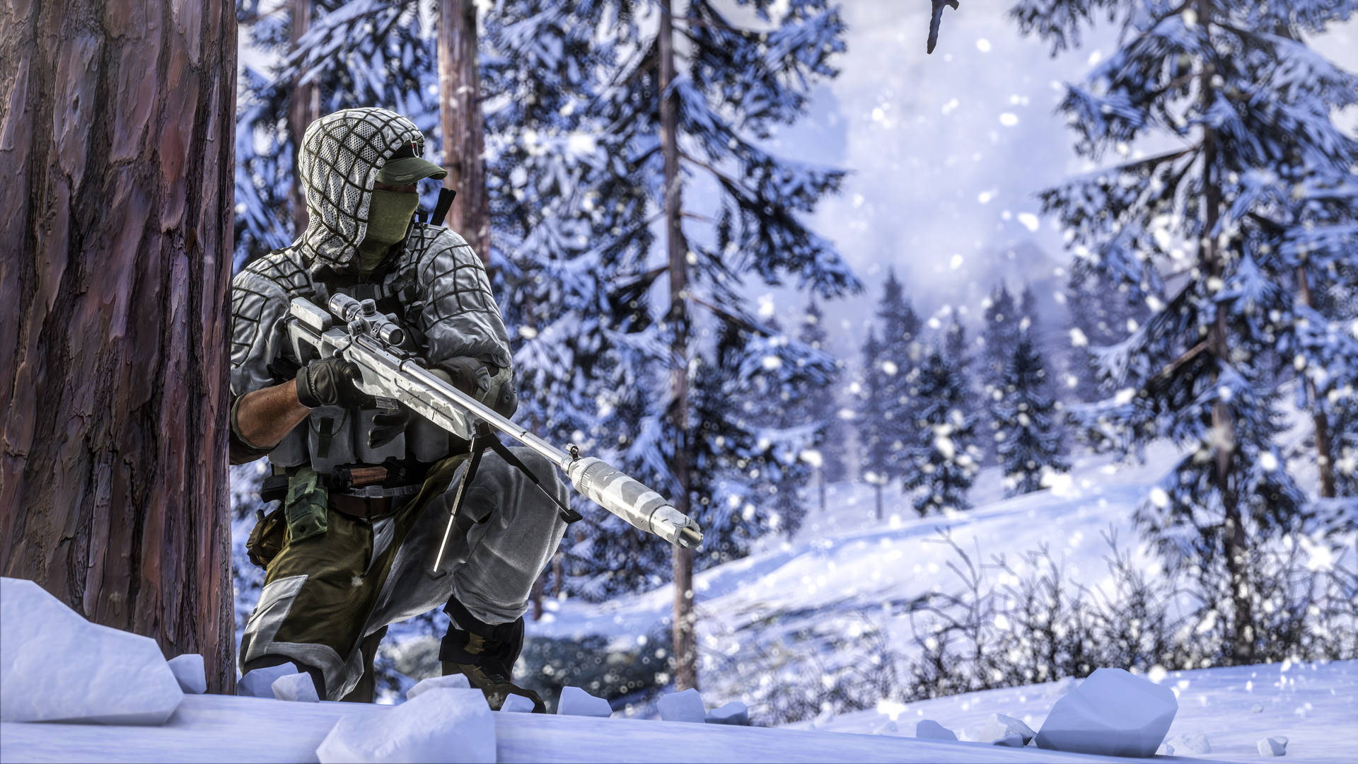 冬季迷彩士兵蹲在樹後，在雪地森林中手持步槍。