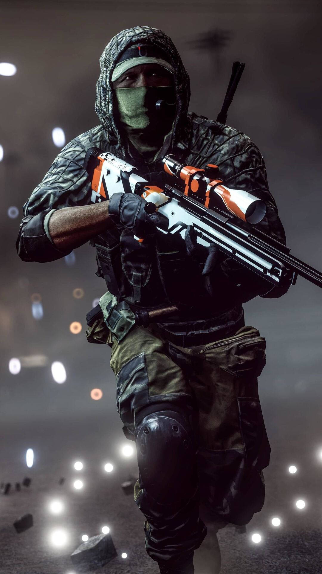 一名全副武裝的士兵在煙霧瀰漫的戰鬥區域瞄準狙擊步槍。