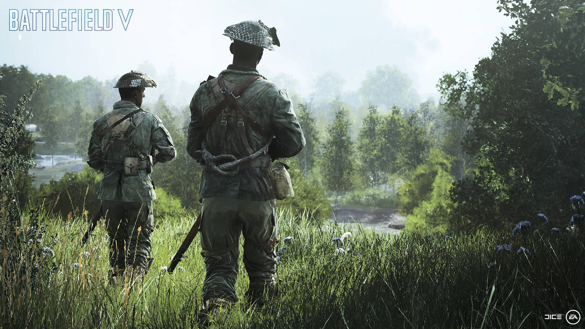 兩名穿著二戰軍服的士兵站在高草叢中，眺望森林山谷。