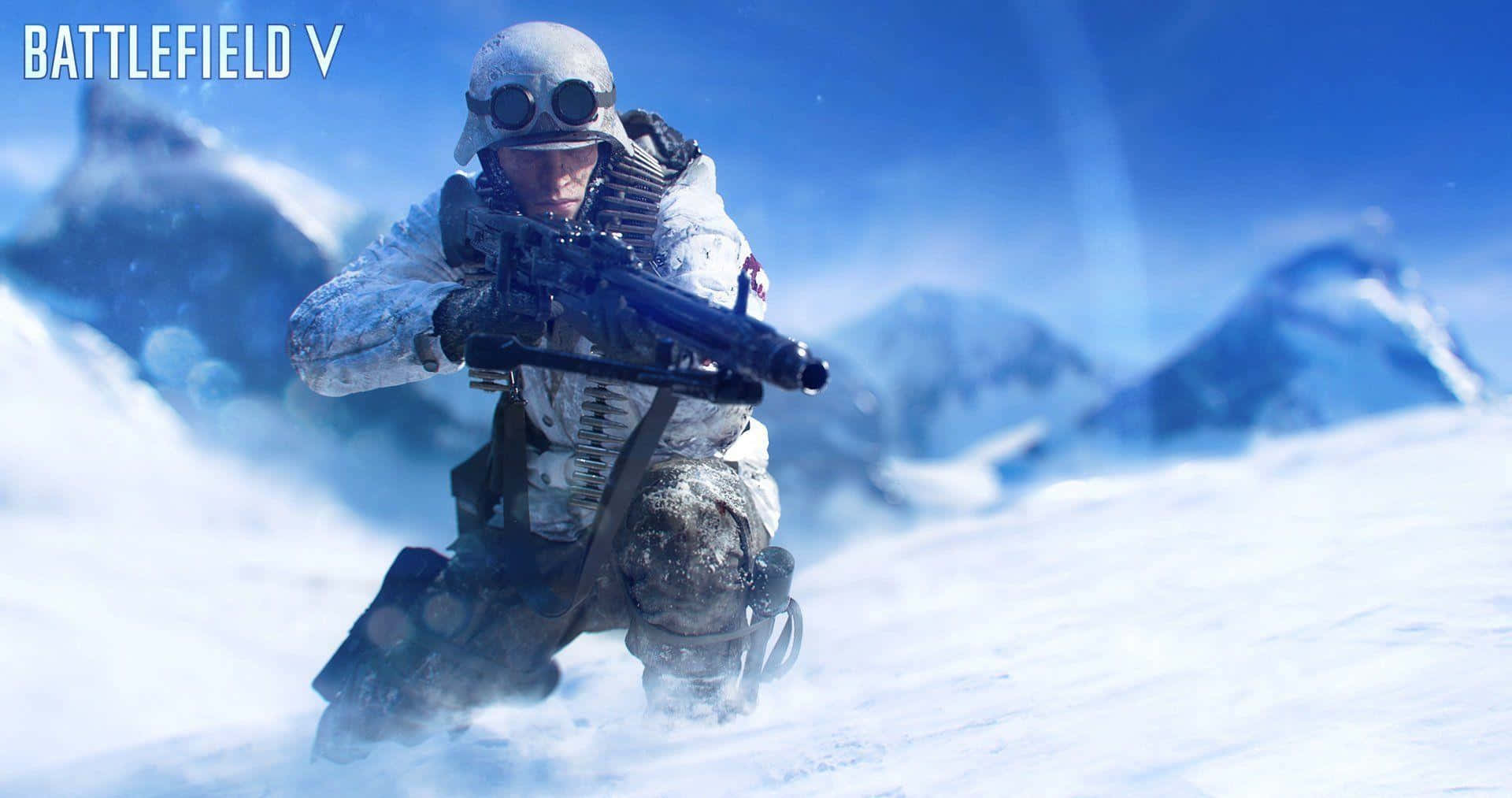 戰場V背景：士兵於極地雪原 壁紙 — 士兵穿著雪地裝備，在明亮的藍天下，沿著山脊在暴風雪中持步槍前進。