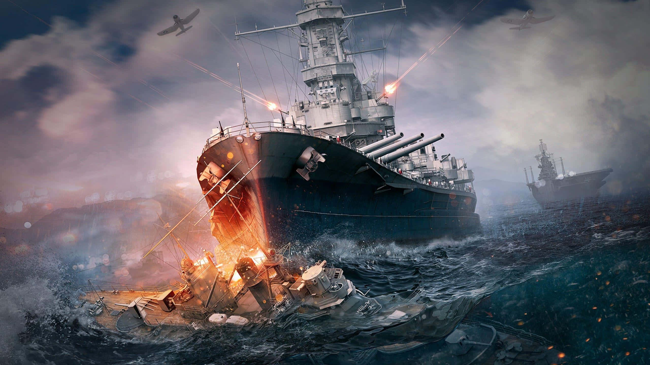 戰艦劈波斬浪 壁紙 — 一艘巨大的戰艦在波濤洶湧的海上佔據主導地位，向一艘被火焰和煙霧吞沒的沉沒驅逐艦開火。