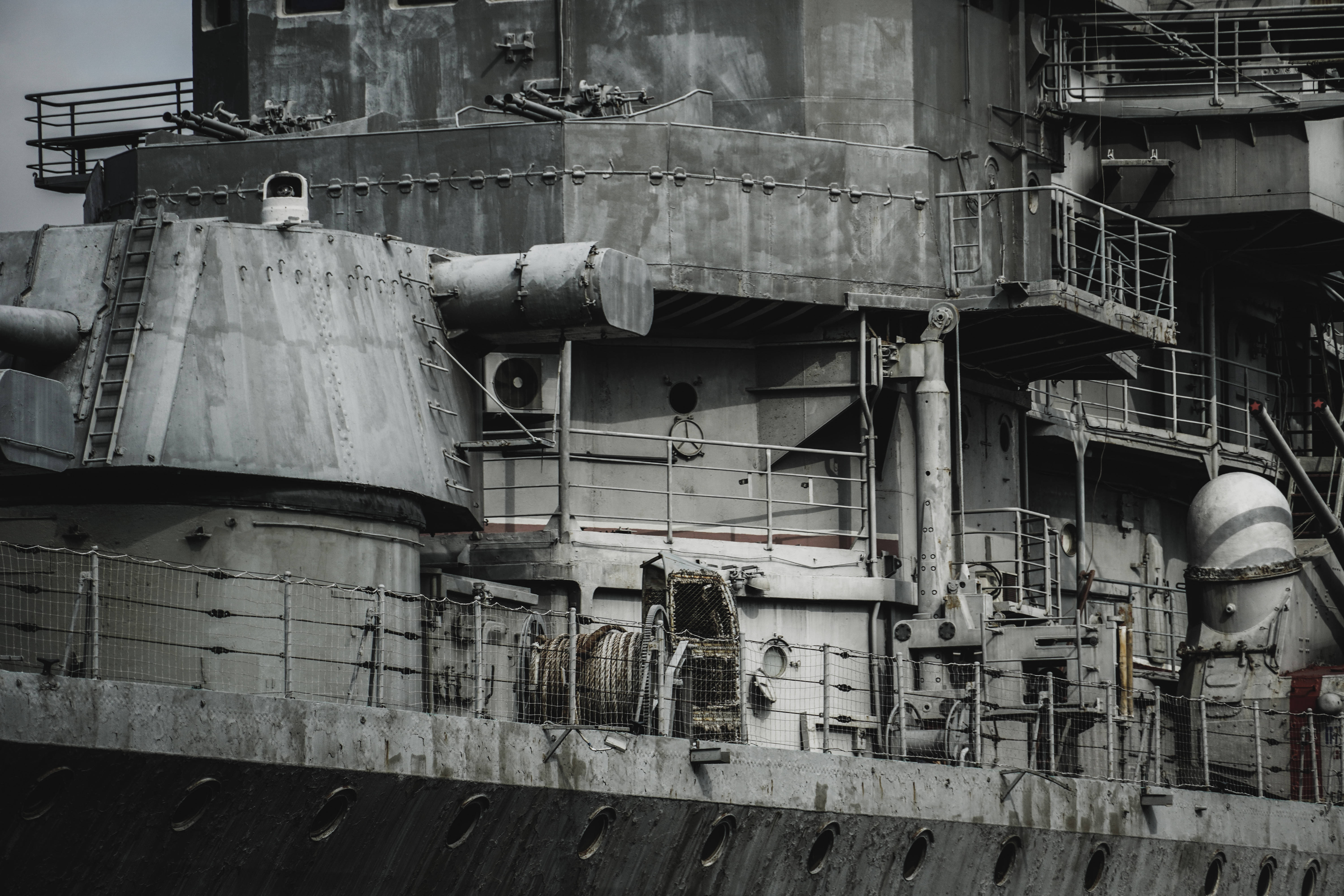 戰艦褪色塗裝 壁紙 — 風化戰艦嘅炮塔同甲板嘅特寫，顯示生鏽嘅金屬欄杆同工業機械。
