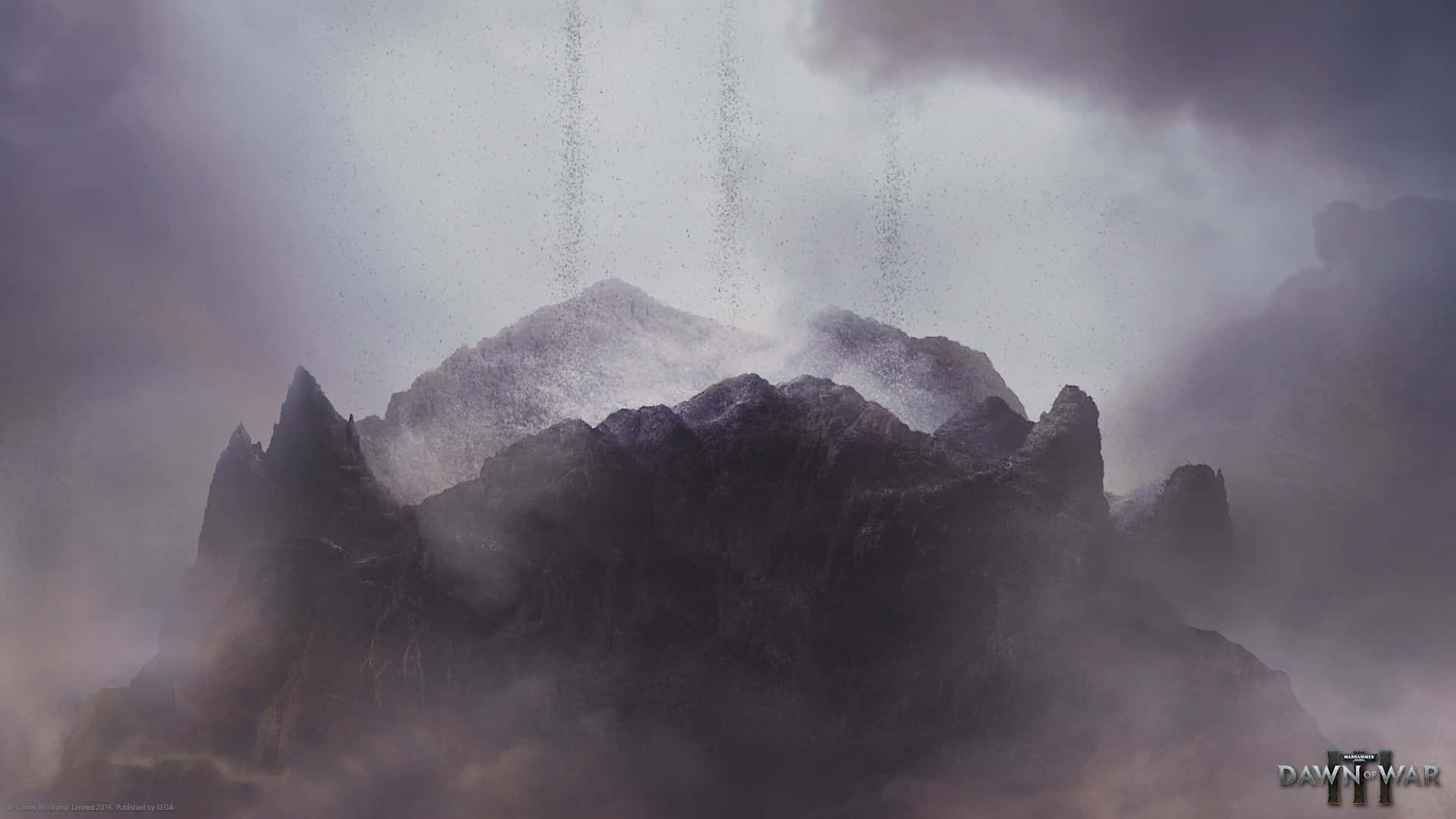 《戰錘3》背景：霧氣籠罩的岩石山脈 壁紙 — 一個鋸齒狀的山峰在陰沉天空下穿過旋轉的迷霧和烏雲。
