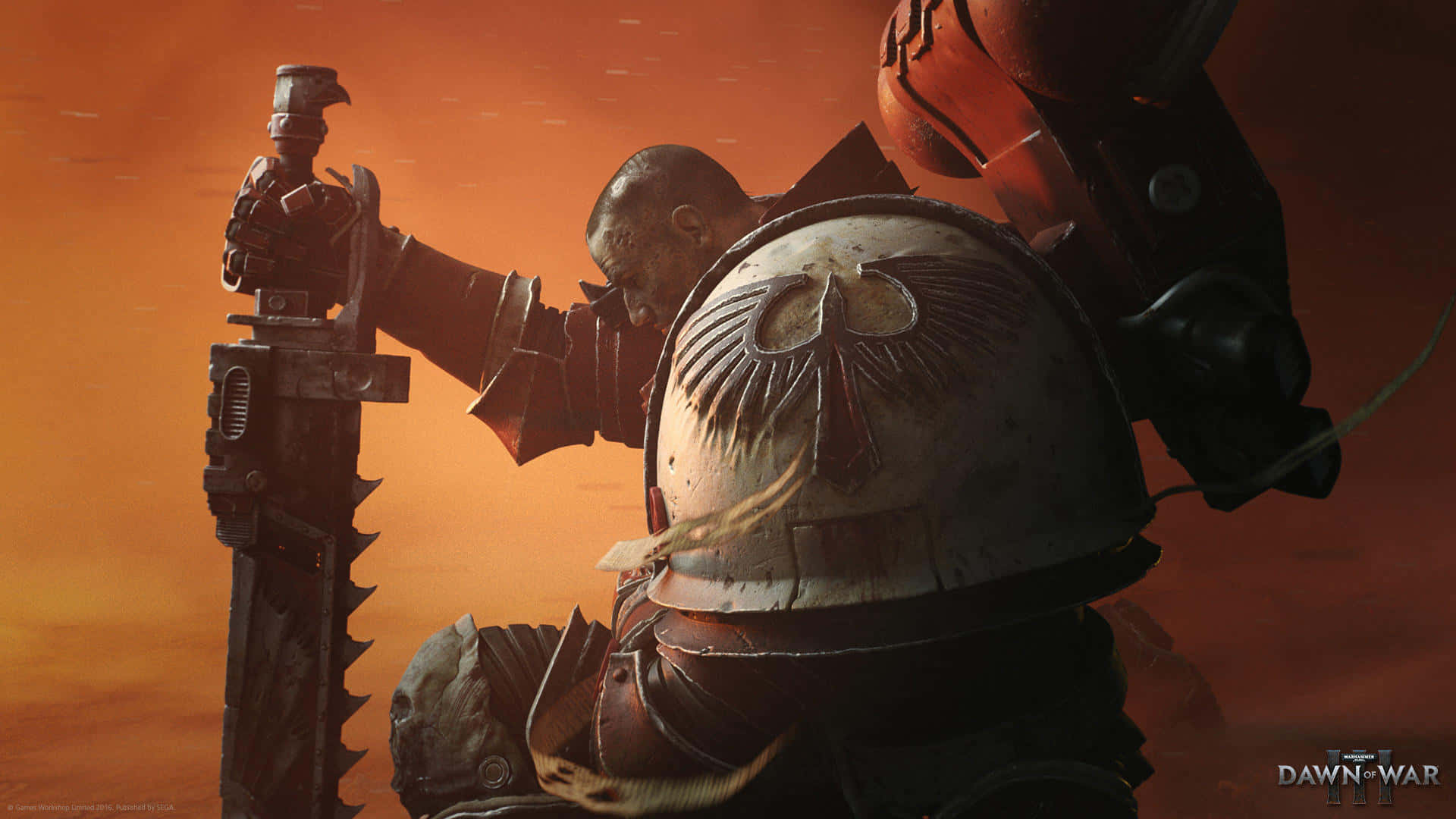 《戰鎚40K：戰錘3》背景 —— 持劍戰士 壁紙 — 一個陰沉的戰士穿著華麗的盔甲，在熾熱的橙色戰場日落中握著一把巨大的鋸齒劍。