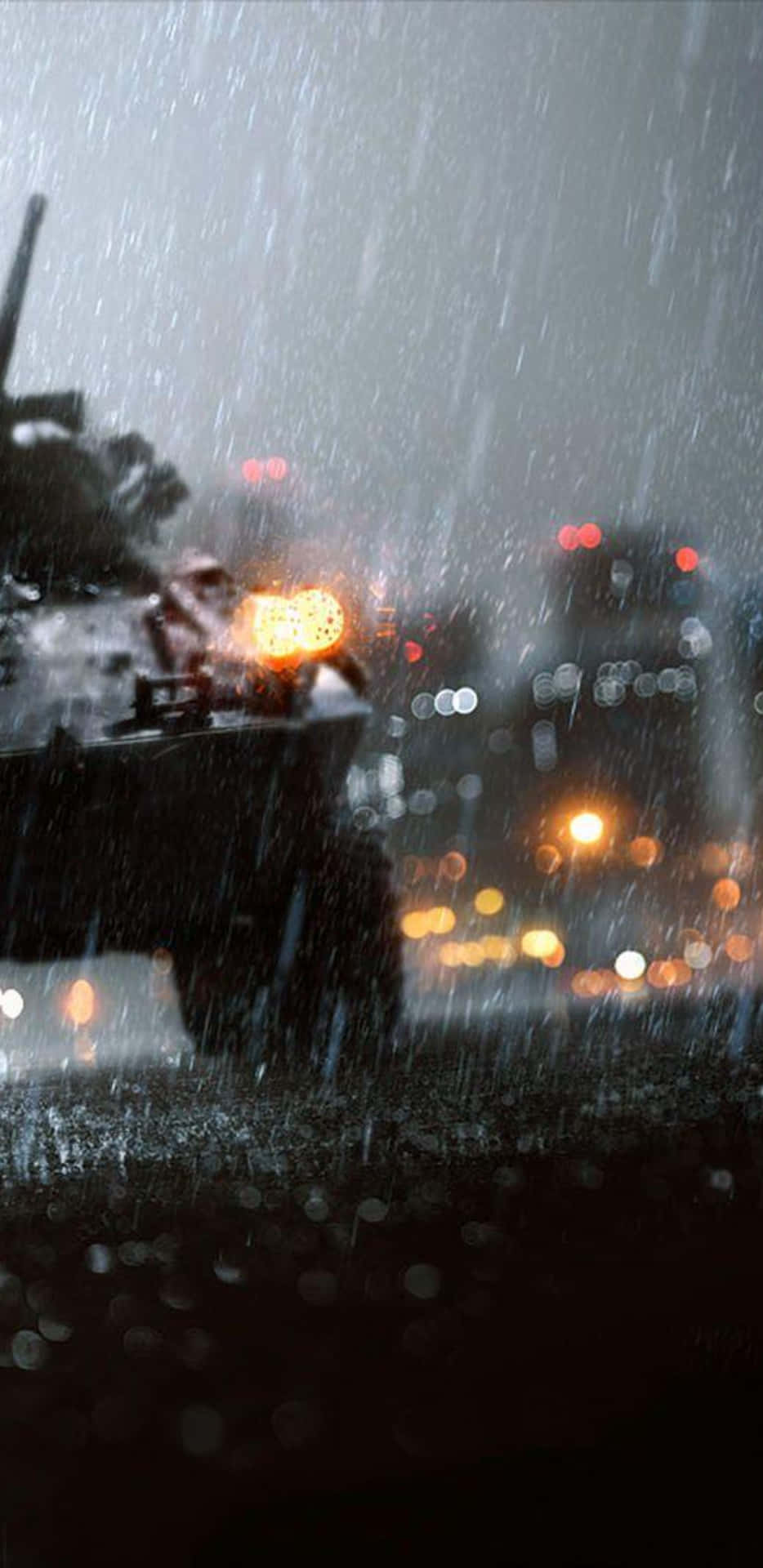 軍用坦克在夜間暴雨中行駛，城市燈光模糊。