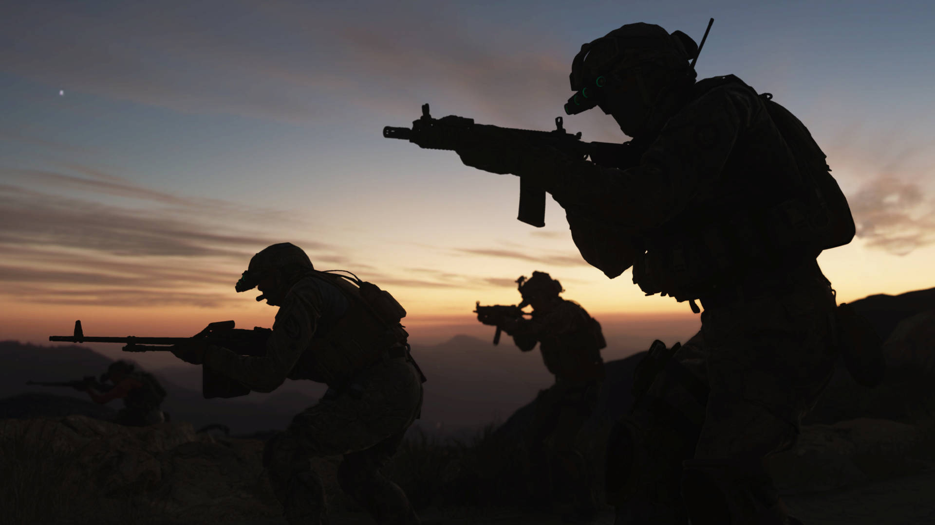 剪影士兵在日落時分持武器越過山丘。