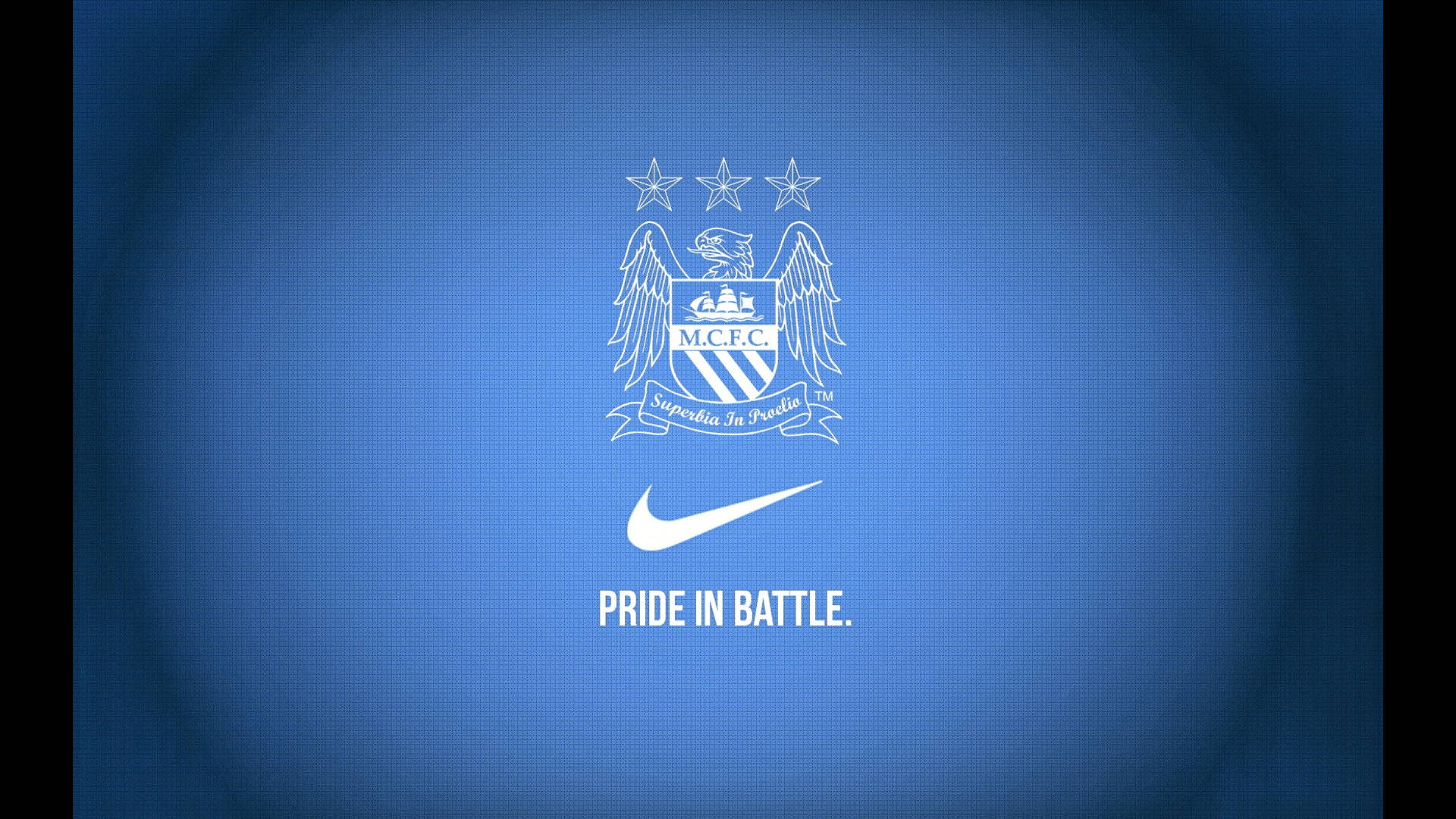 戰鬥榮耀曼城隊標 壁紙 — 白色曼城會徽及Nike剔號，配以紋理藍色背景及'PRIDE IN BATTLE'文字。
