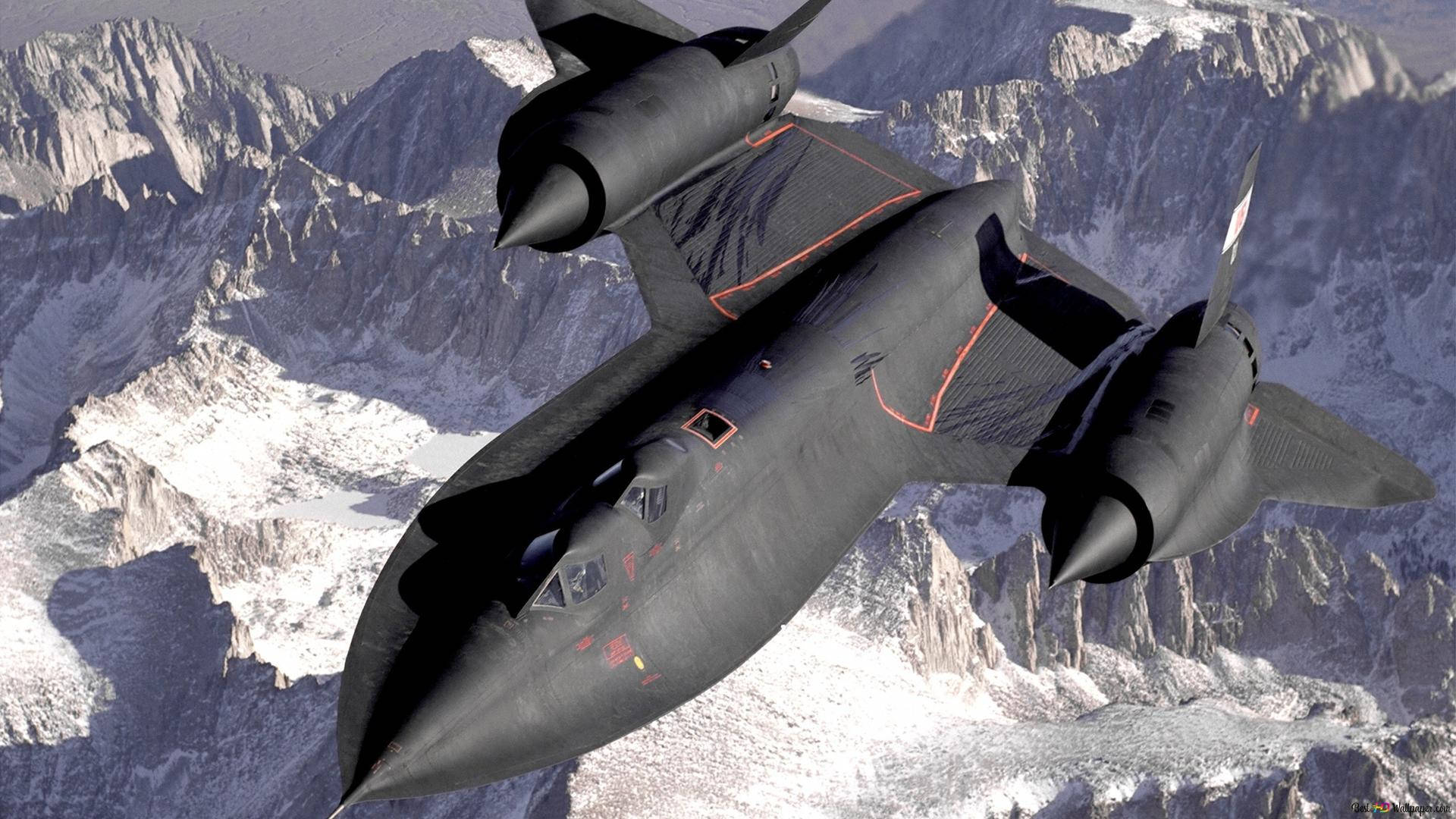 戰鬥機翱翔雲層之上 壁紙 — 一架流線型黑色SR-71黑鳥噴射機在晴朗天空下翱翔於積雪山峰之上。
